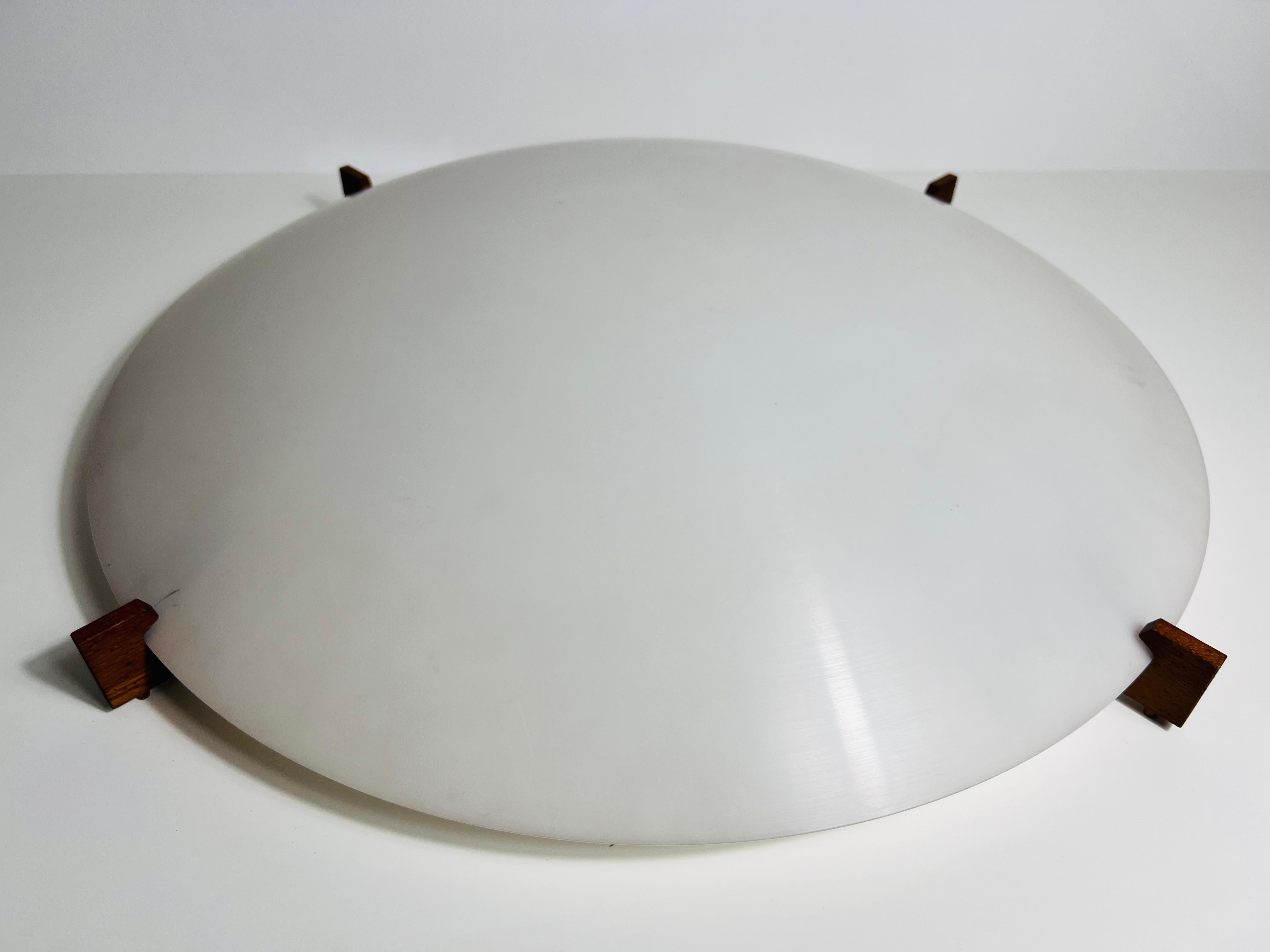 Plafonnier en teck et plexiglas par Uno & Östen Kristiansson pour Luxus Sweden Bon état - En vente à Hagenbach, DE