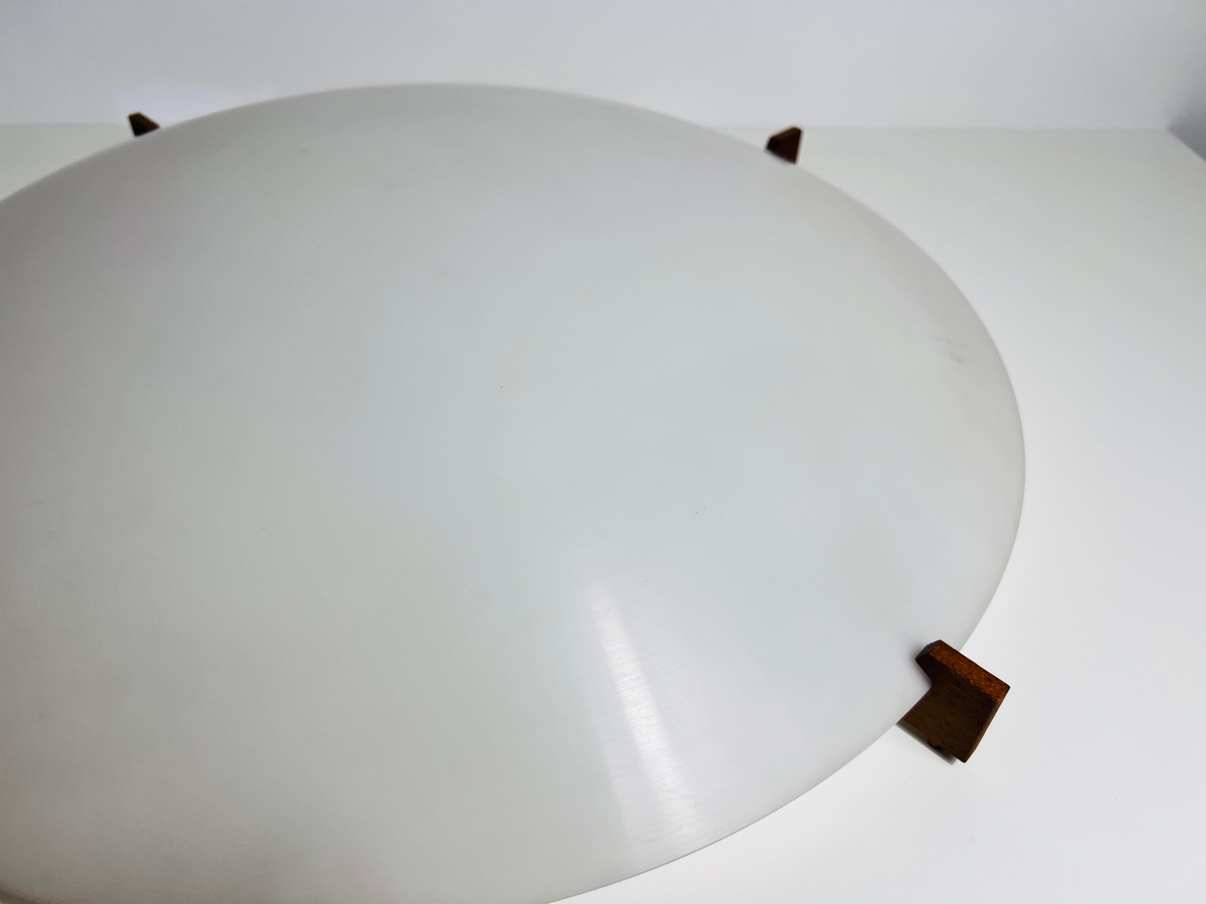 Milieu du XXe siècle Plafonnier en teck et plexiglas par Uno & Östen Kristiansson pour Luxus Sweden en vente