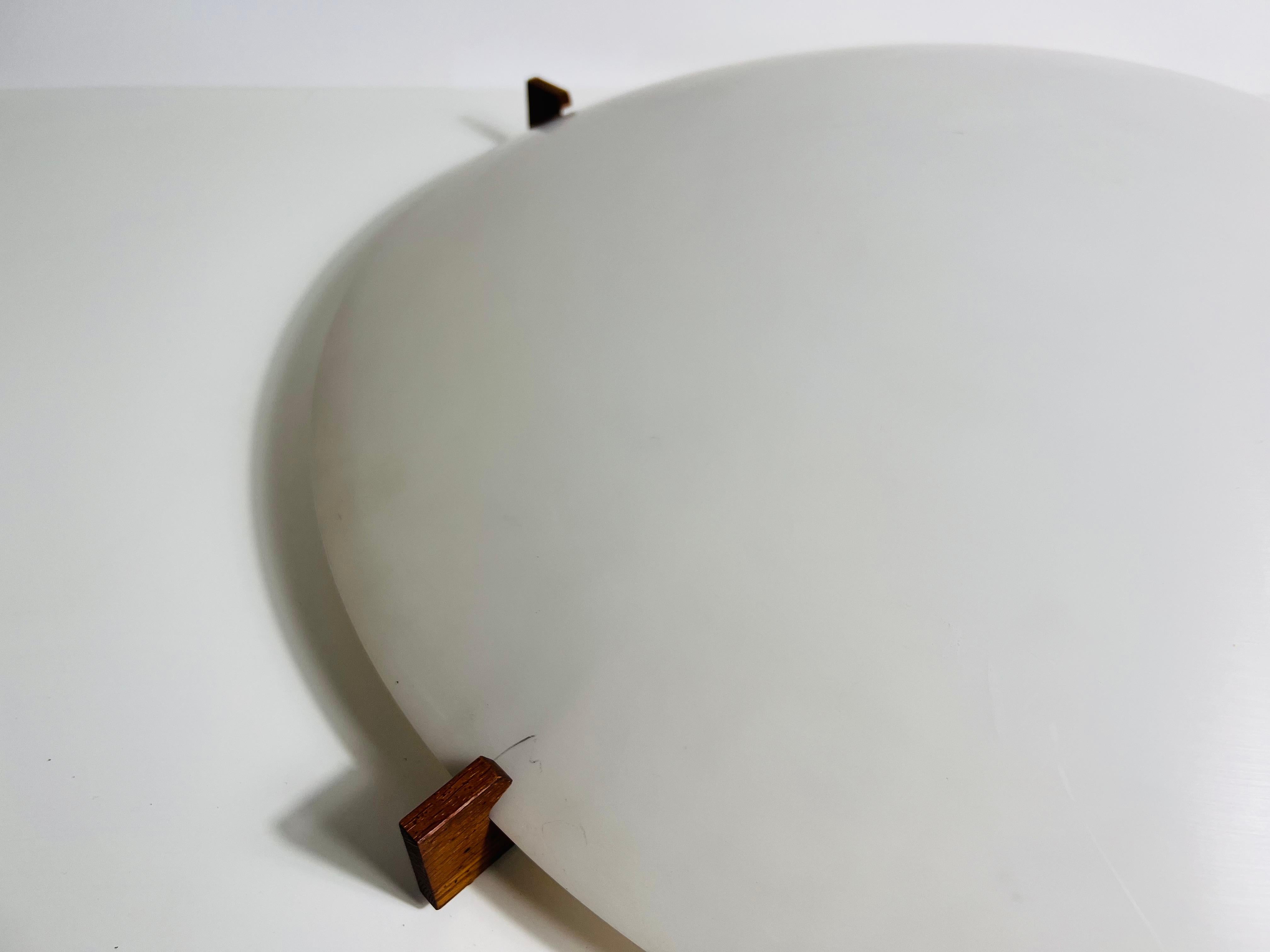Plexiglas Plafonnier en teck et plexiglas par Uno & Östen Kristiansson pour Luxus Sweden en vente