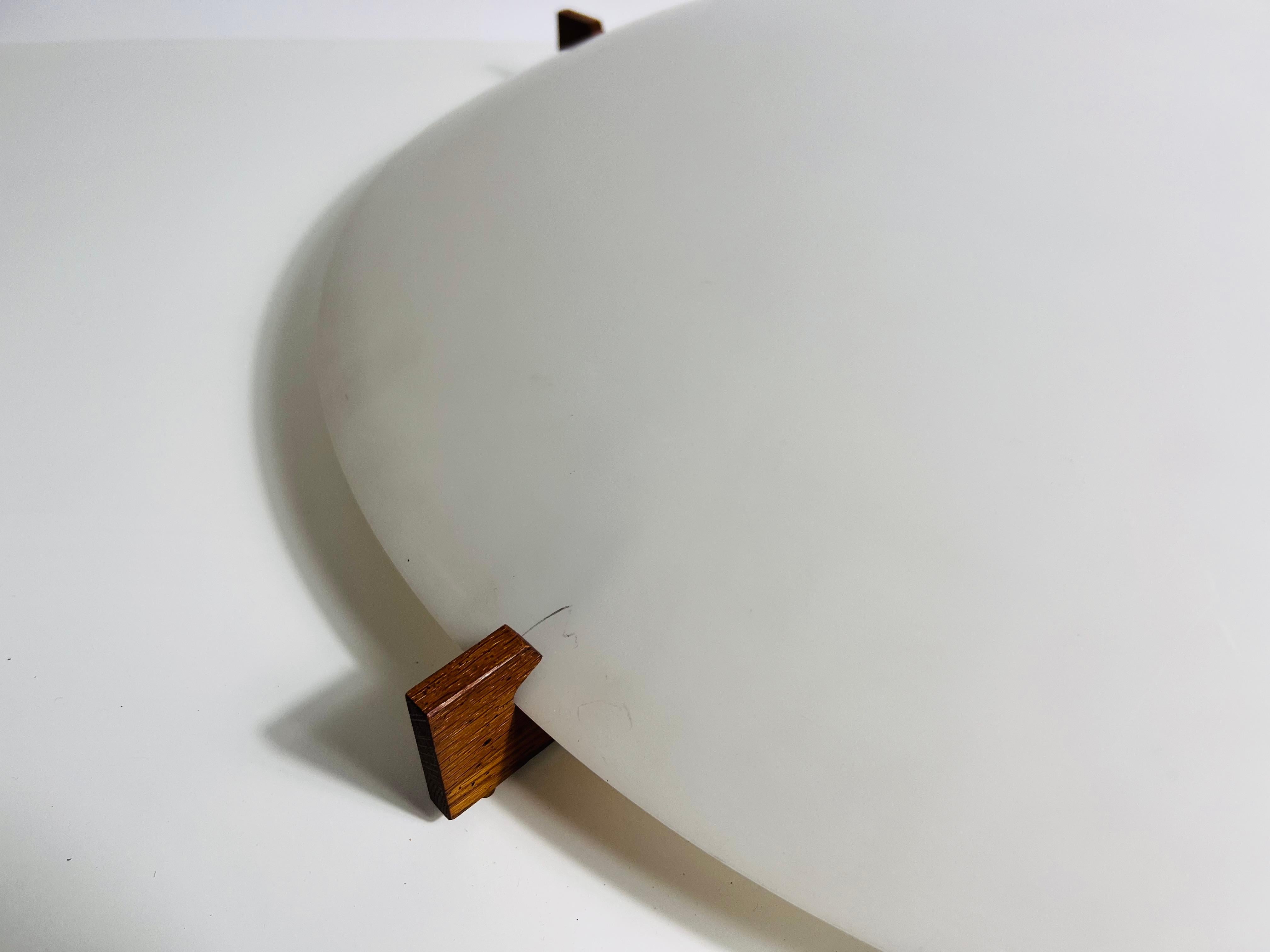 Plafonnier en teck et plexiglas par Uno & Östen Kristiansson pour Luxus Sweden en vente 1