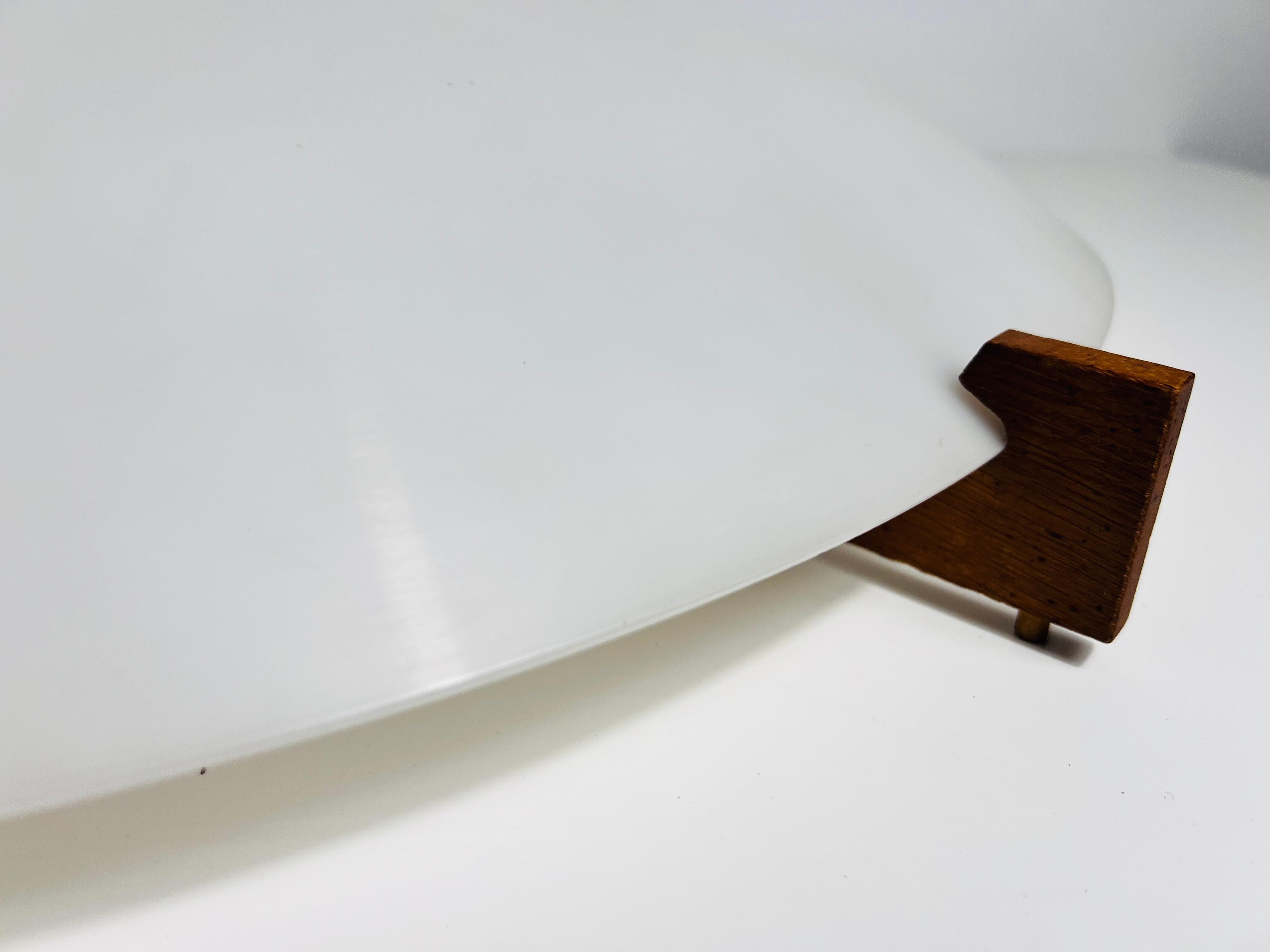 Plafonnier en teck et plexiglas par Uno & Östen Kristiansson pour Luxus Sweden en vente 2
