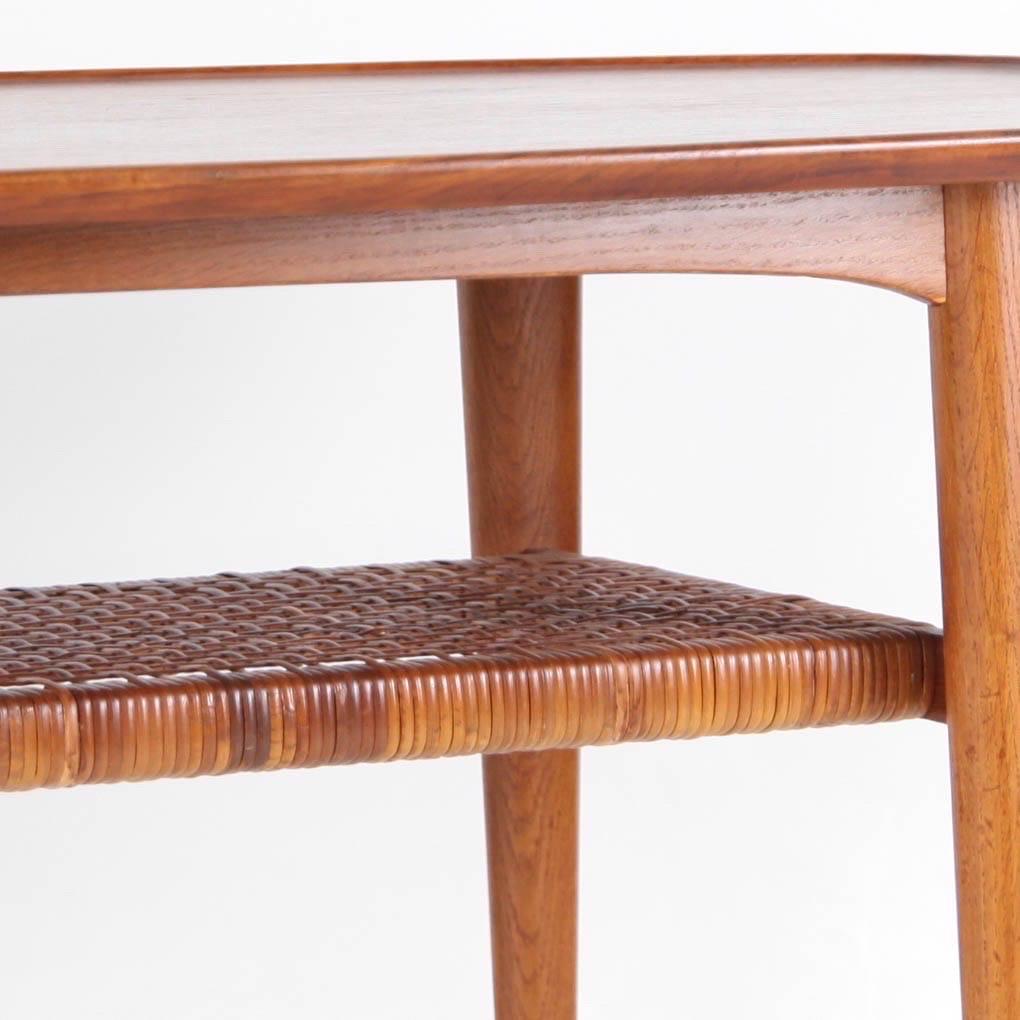 Seltener großer skandinavischer Couchtisch aus Teakholz und Rattan aus den siebziger Jahren.
Zeitloses Design, toller Zustand. 