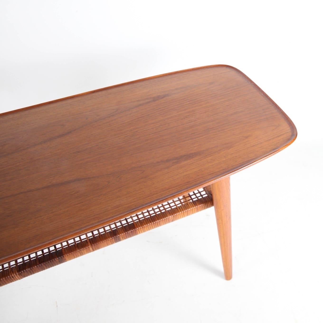 Couchtisch aus Teakholz und Rattan (Ende des 20. Jahrhunderts) im Angebot