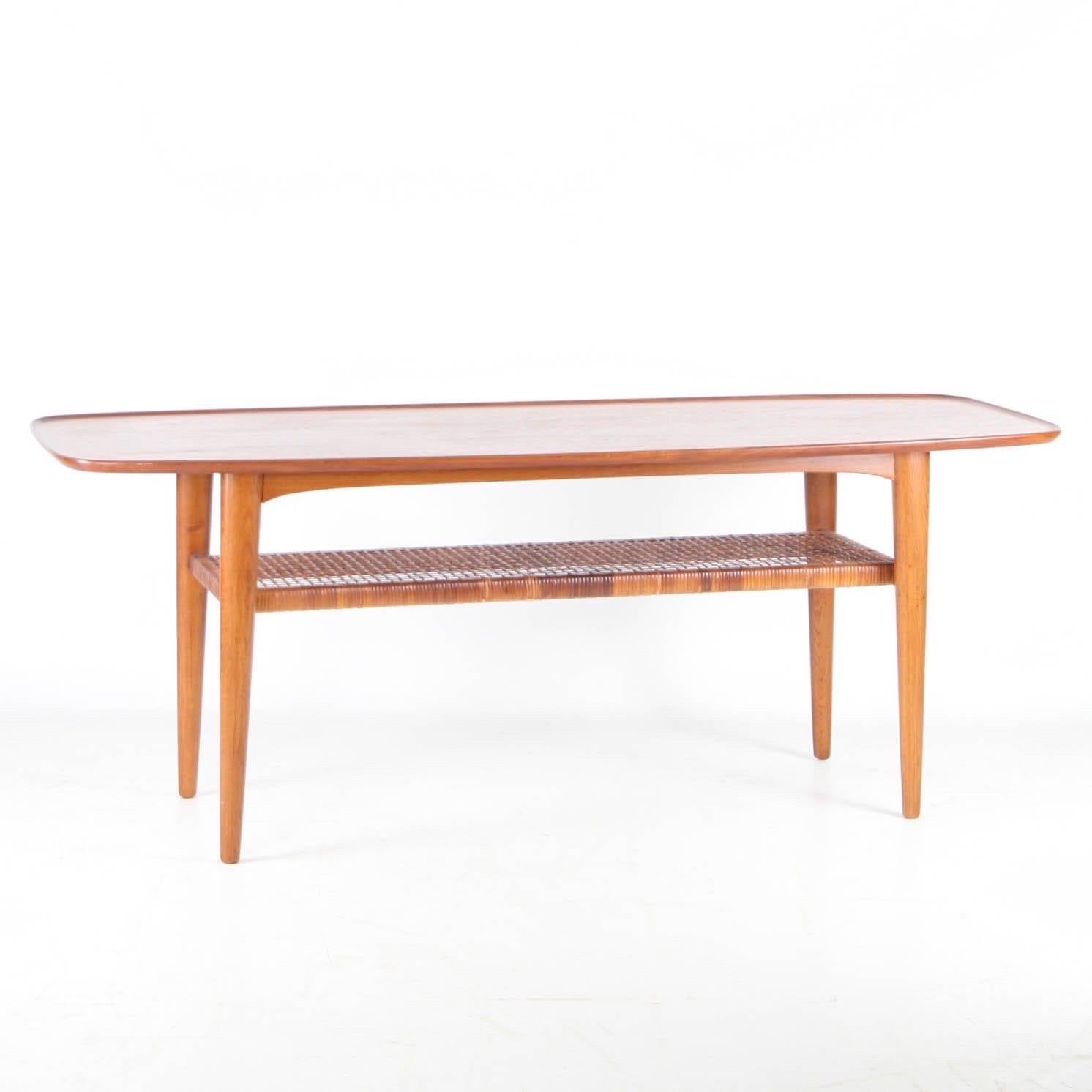 Couchtisch aus Teakholz und Rattan im Angebot 3