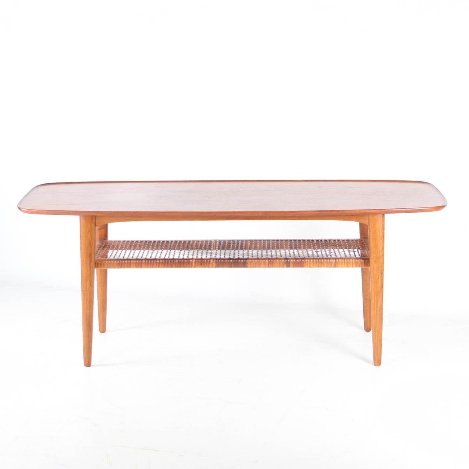 Couchtisch aus Teakholz und Rattan im Angebot 4