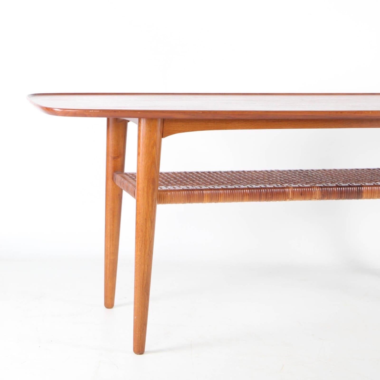 Couchtisch aus Teakholz und Rattan im Angebot 5