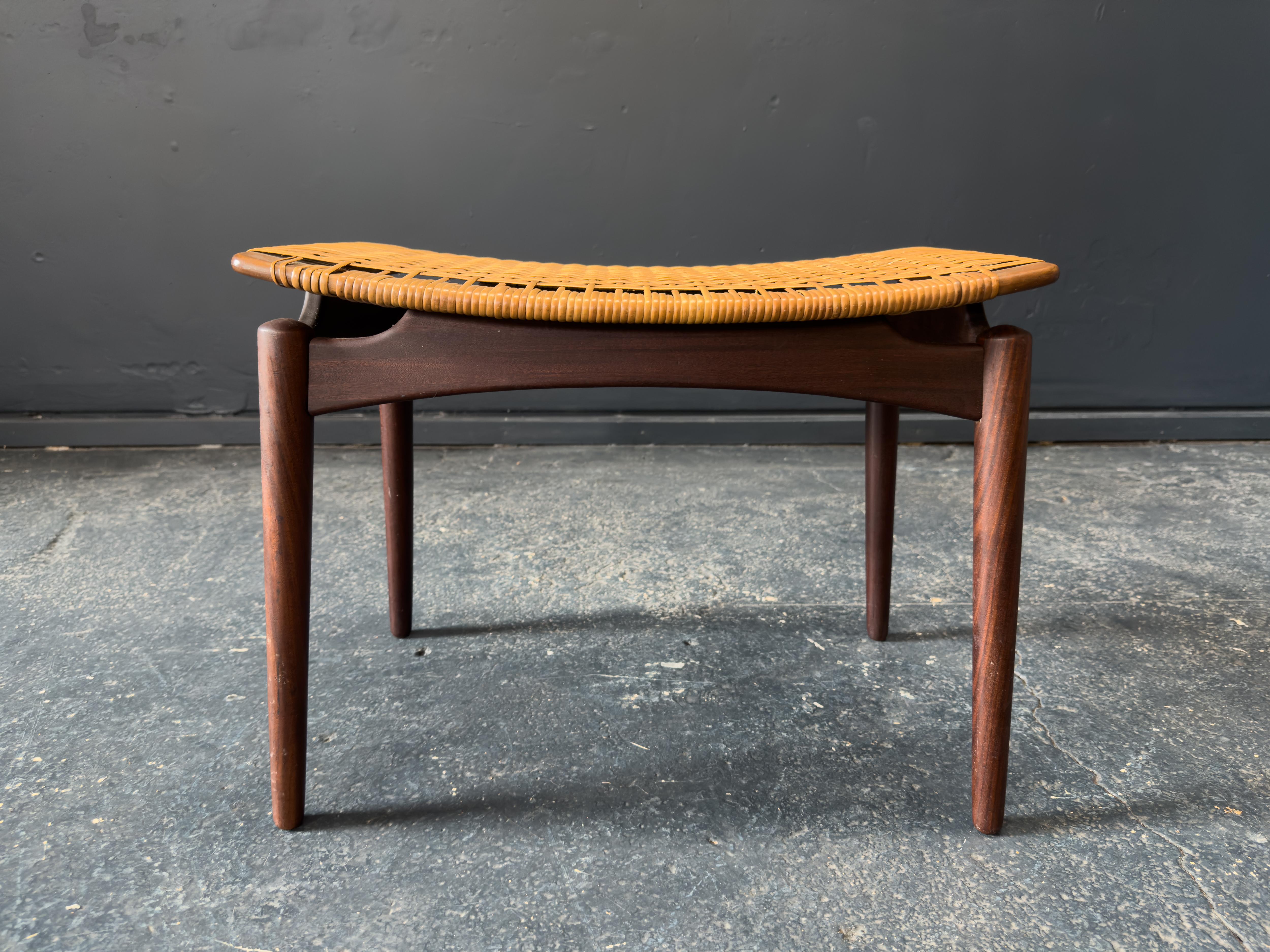 Mid-Century moderno Sgabello ottomano in teak e rattan di Ølholm Møbelfabrik in vendita