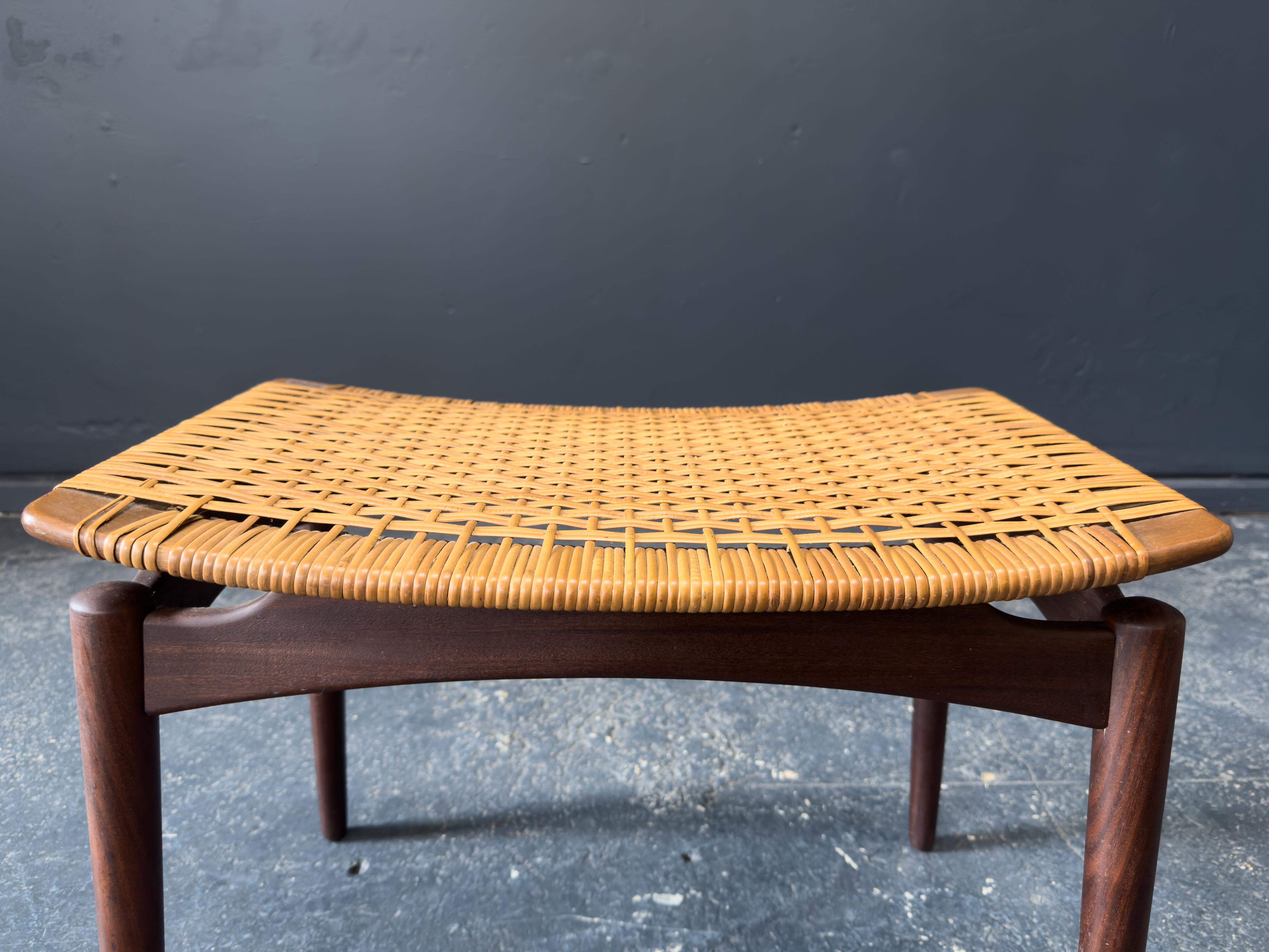 Danese Sgabello ottomano in teak e rattan di Ølholm Møbelfabrik in vendita