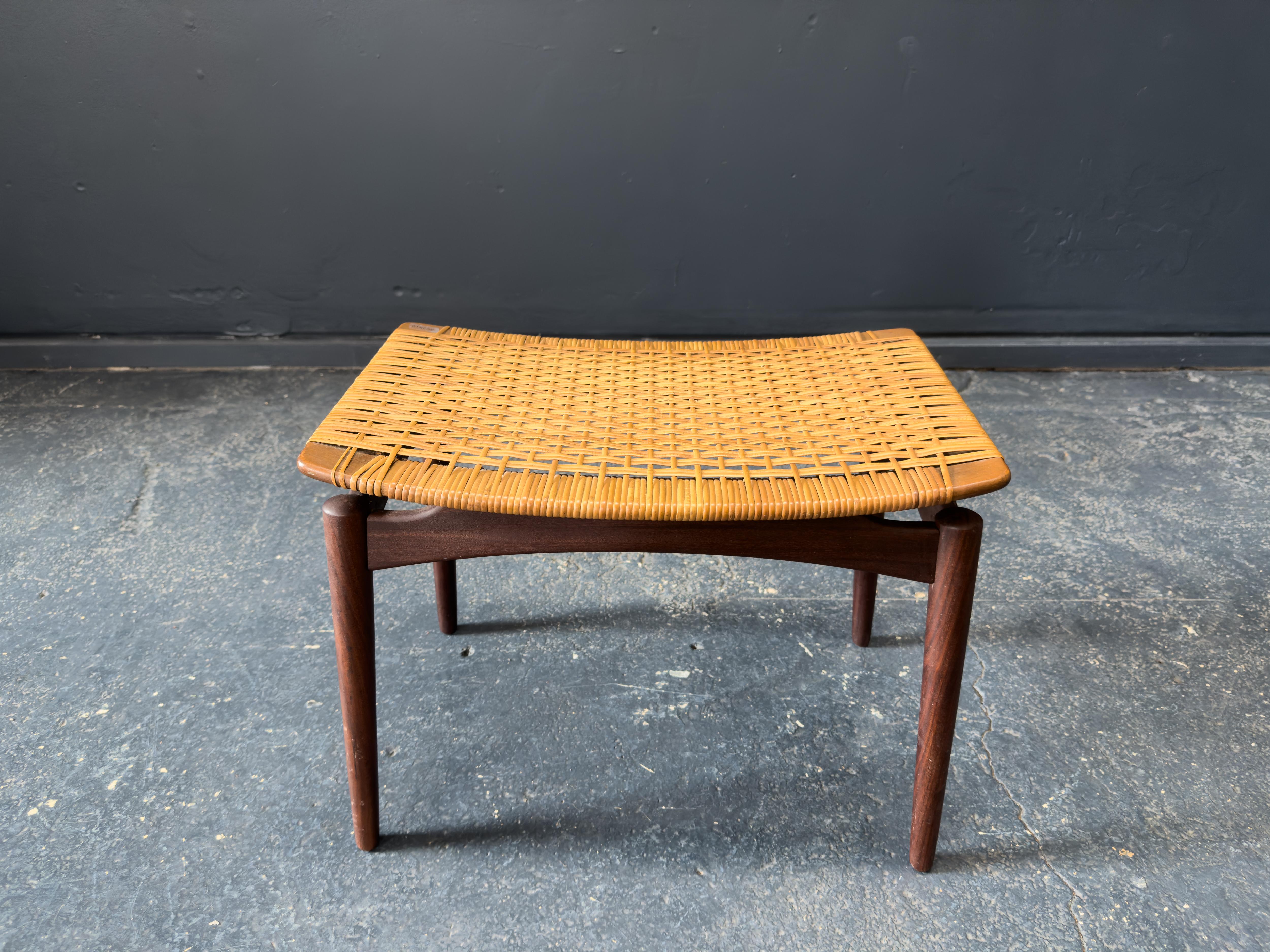 Sgabello ottomano in teak e rattan di Ølholm Møbelfabrik In condizioni buone in vendita a London, GB