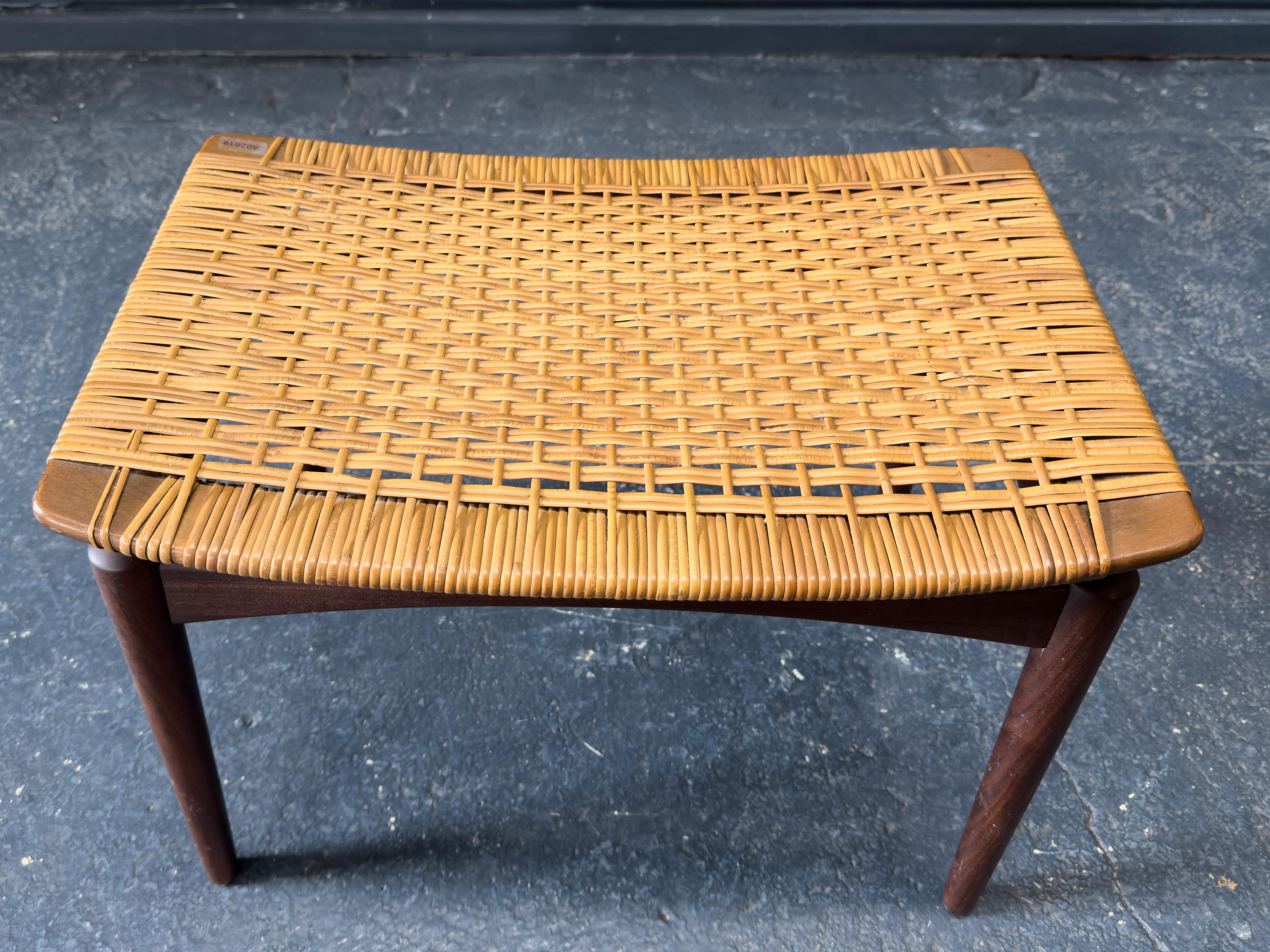 XX secolo Sgabello ottomano in teak e rattan di Ølholm Møbelfabrik in vendita