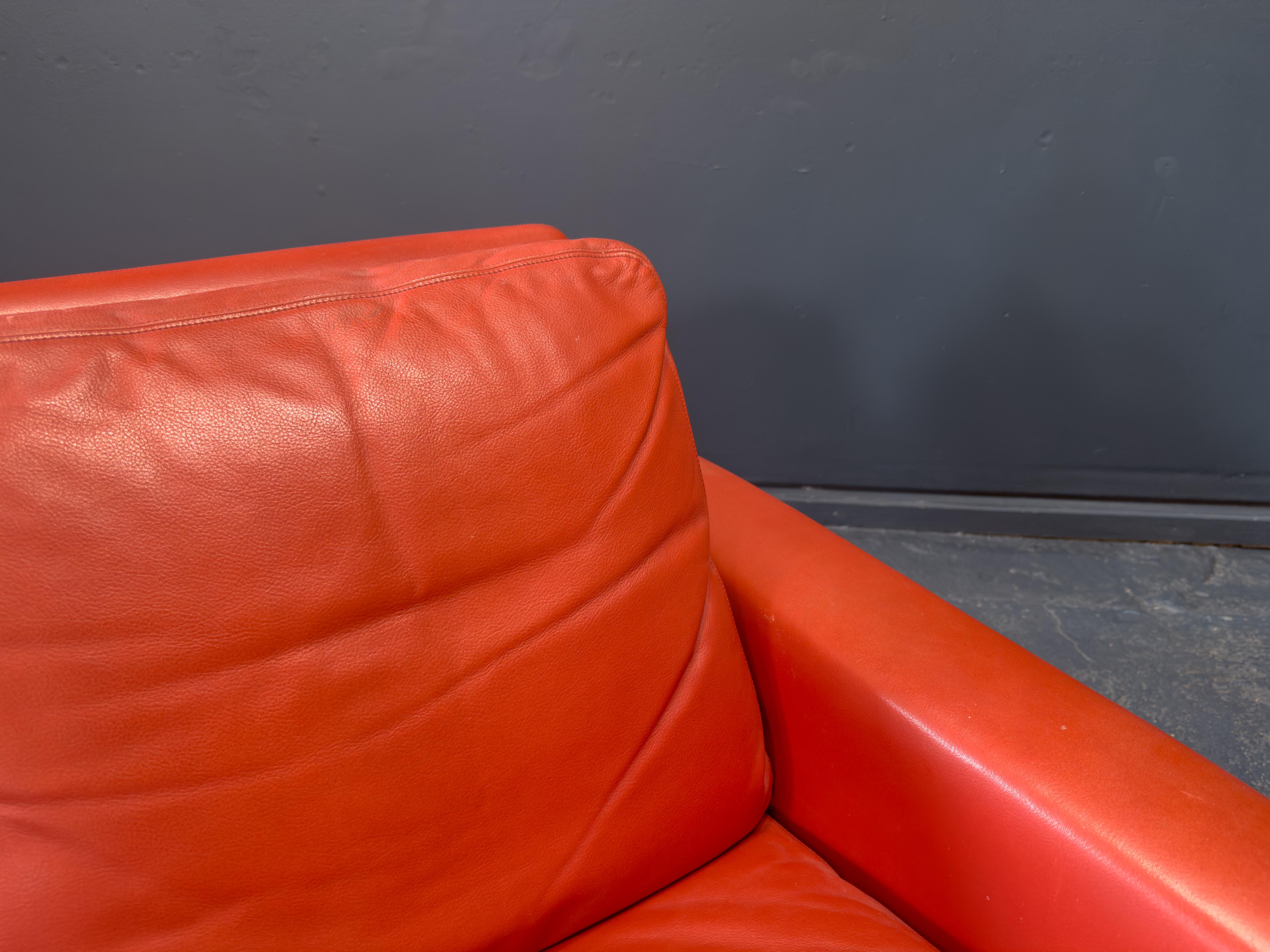 Poltrona in teak e pelle rossa in vendita 3