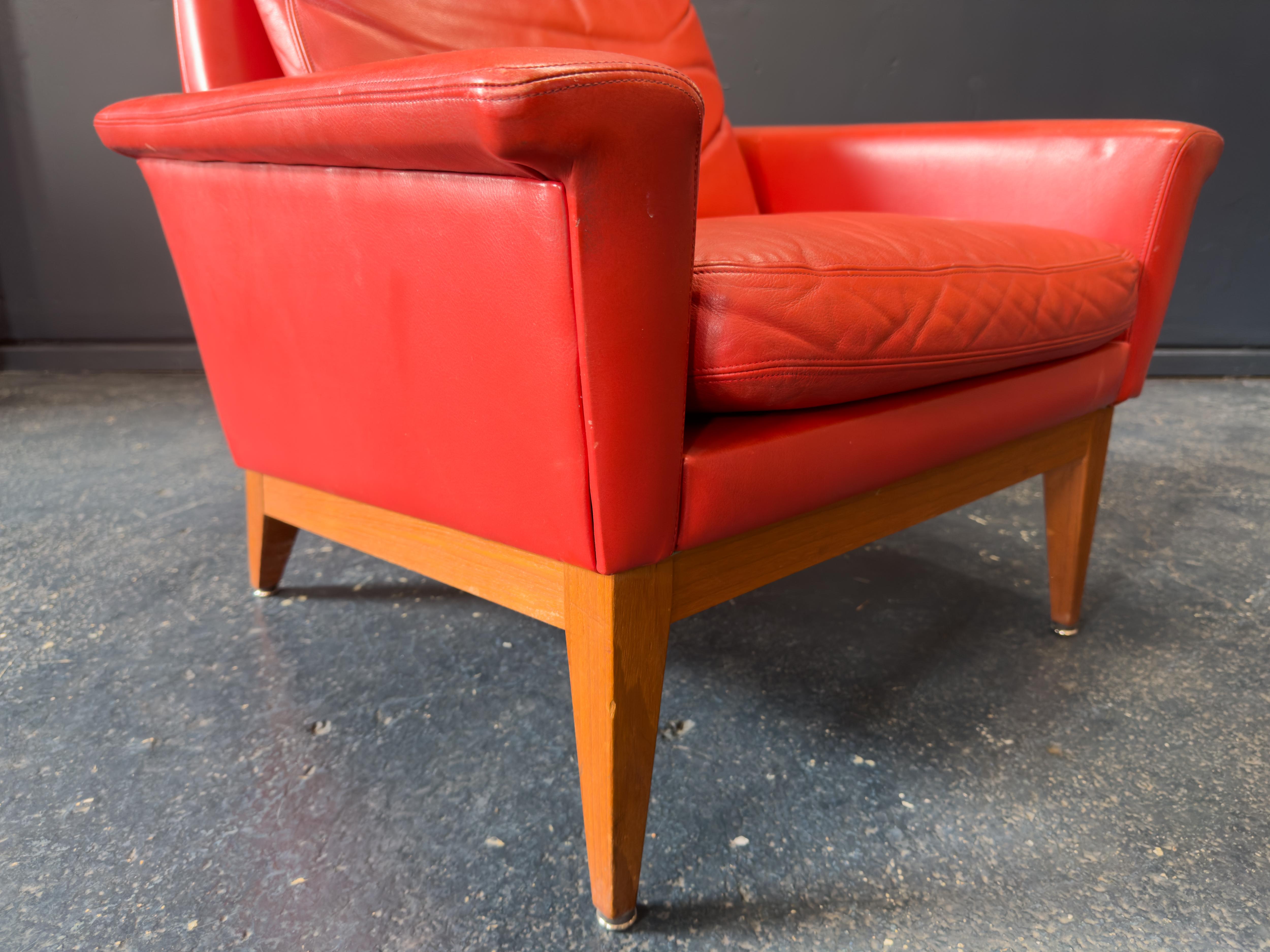 Poltrona in teak e pelle rossa in vendita 4