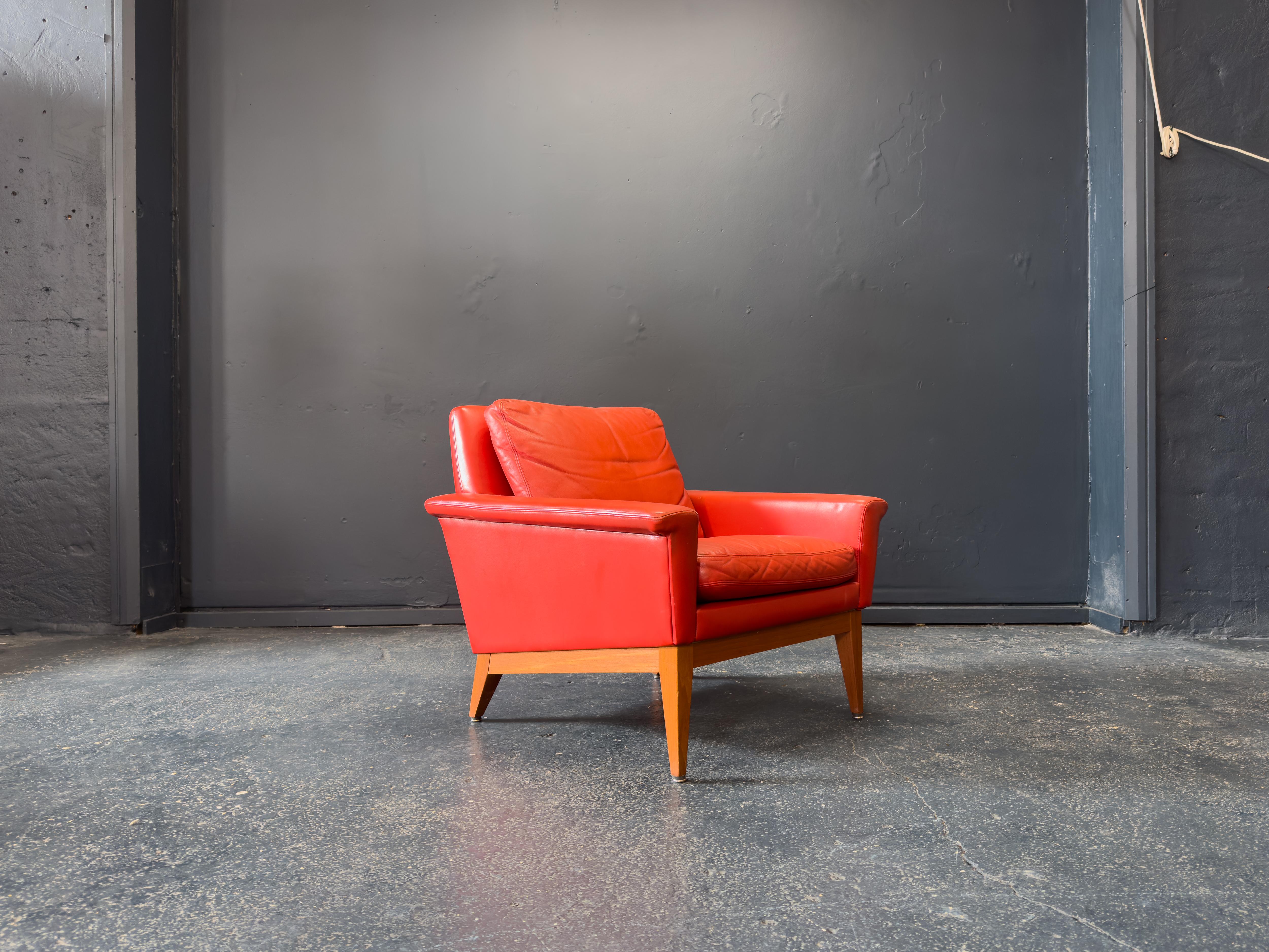 Mid-Century moderno Poltrona in teak e pelle rossa in vendita