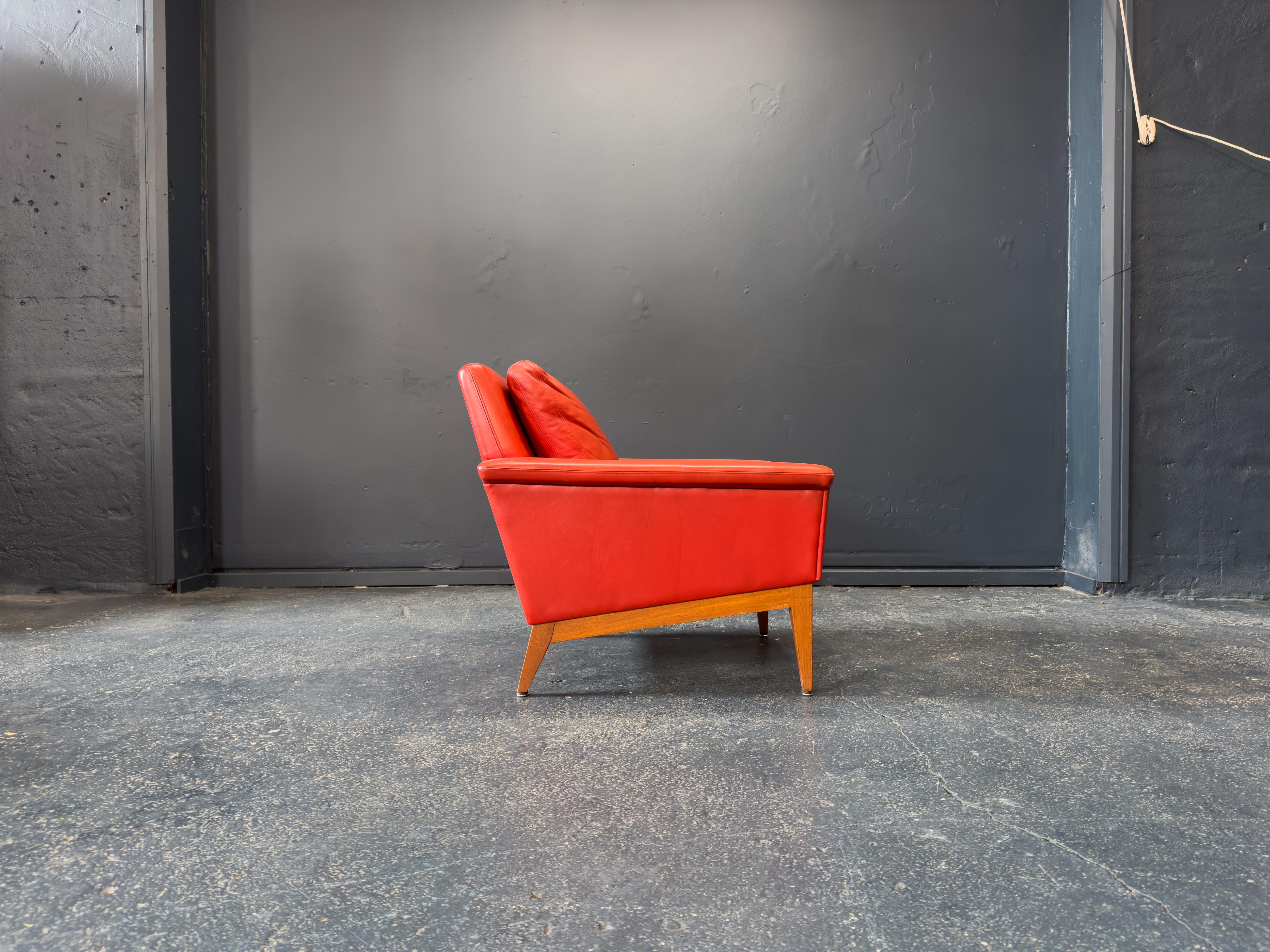 Danese Poltrona in teak e pelle rossa in vendita