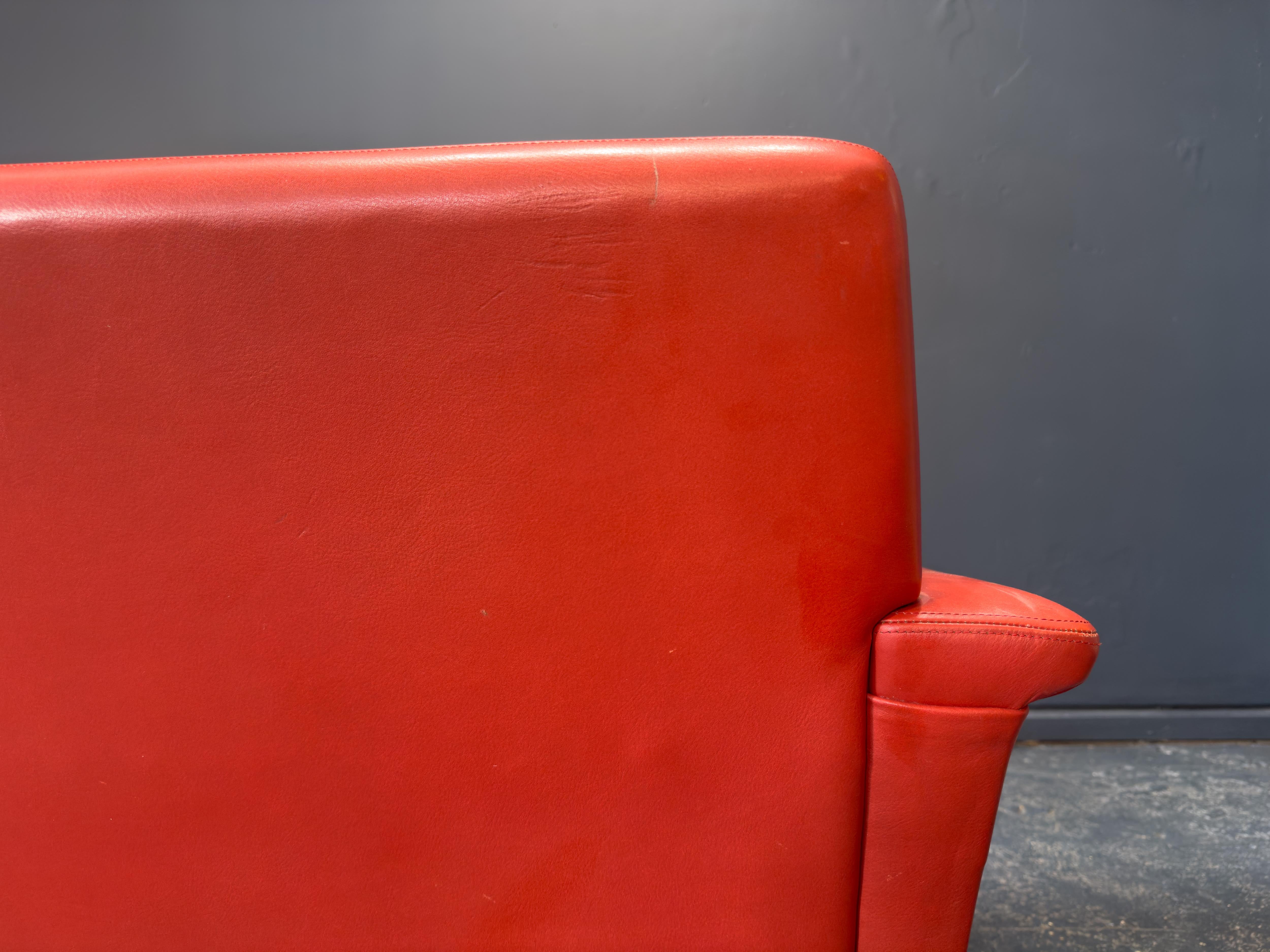 XX secolo Poltrona in teak e pelle rossa in vendita