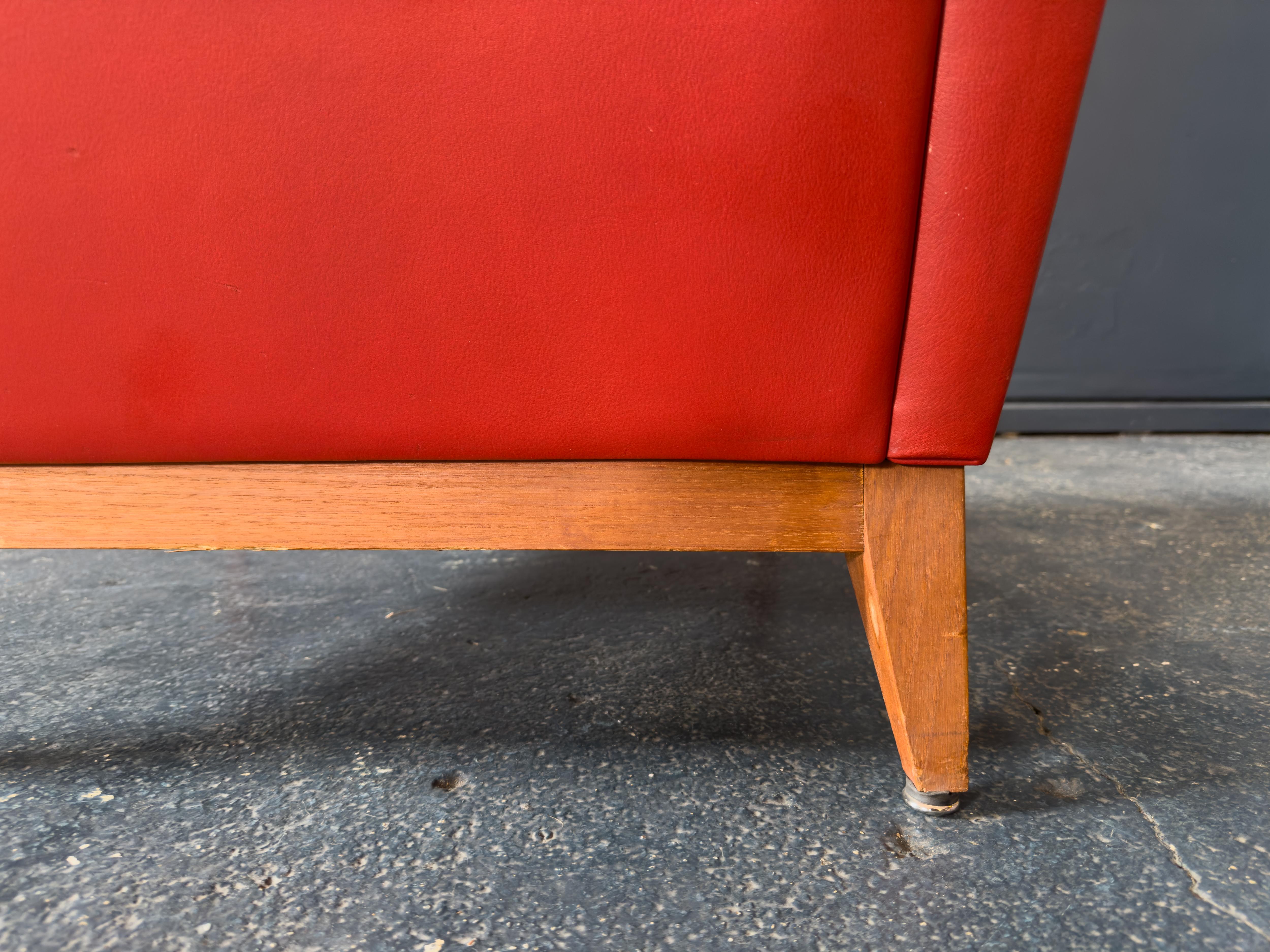 Pelle Poltrona in teak e pelle rossa in vendita