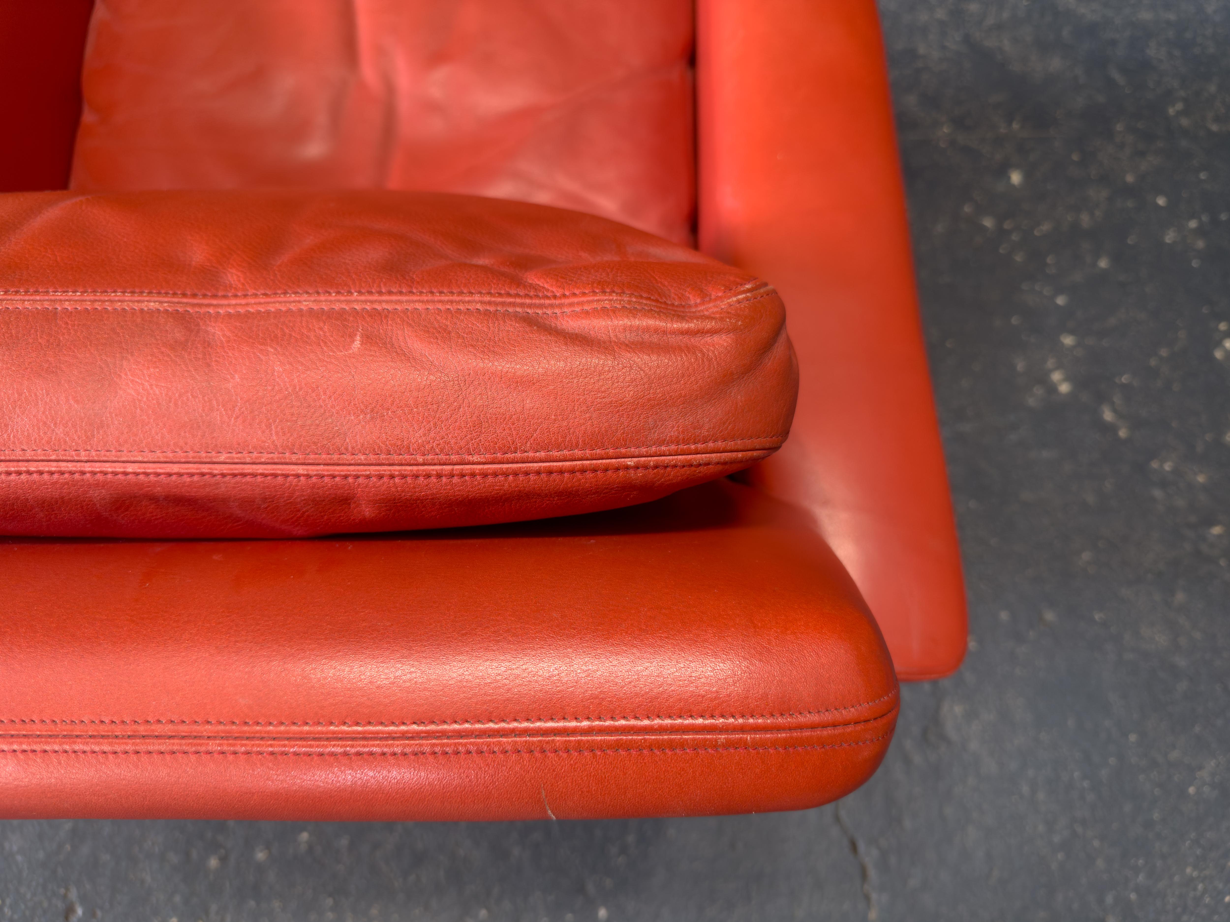 Poltrona in teak e pelle rossa in vendita 1