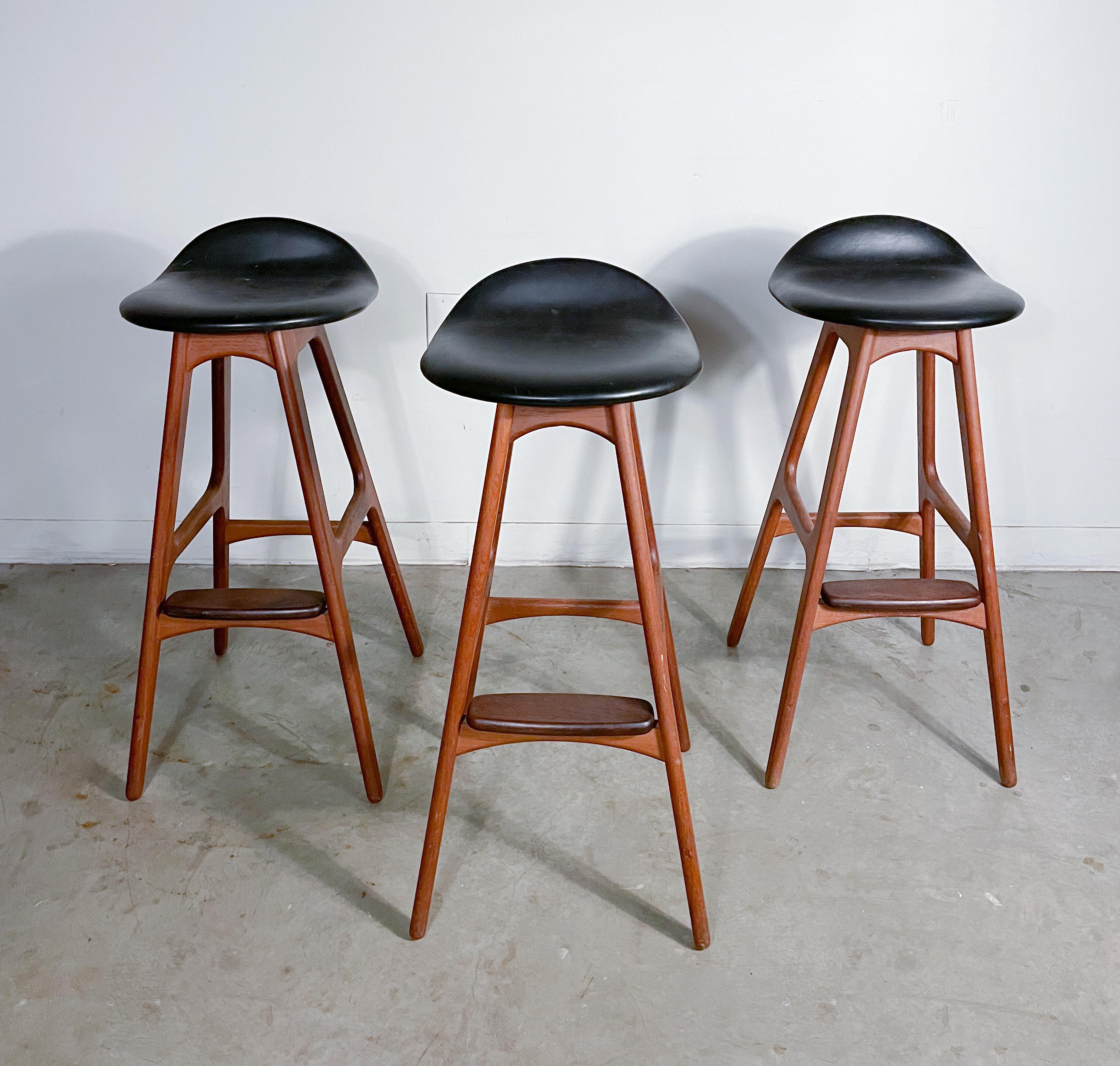 These model OD-61 Bar Stools by Erik Buck for Oddense Møbelfabrik have teak frames, rosewood footrests and leatherette seats. They are in very good vintage condition with occasional signs of wear to the legs and seats. Sold as a set.
 
Measure: 33