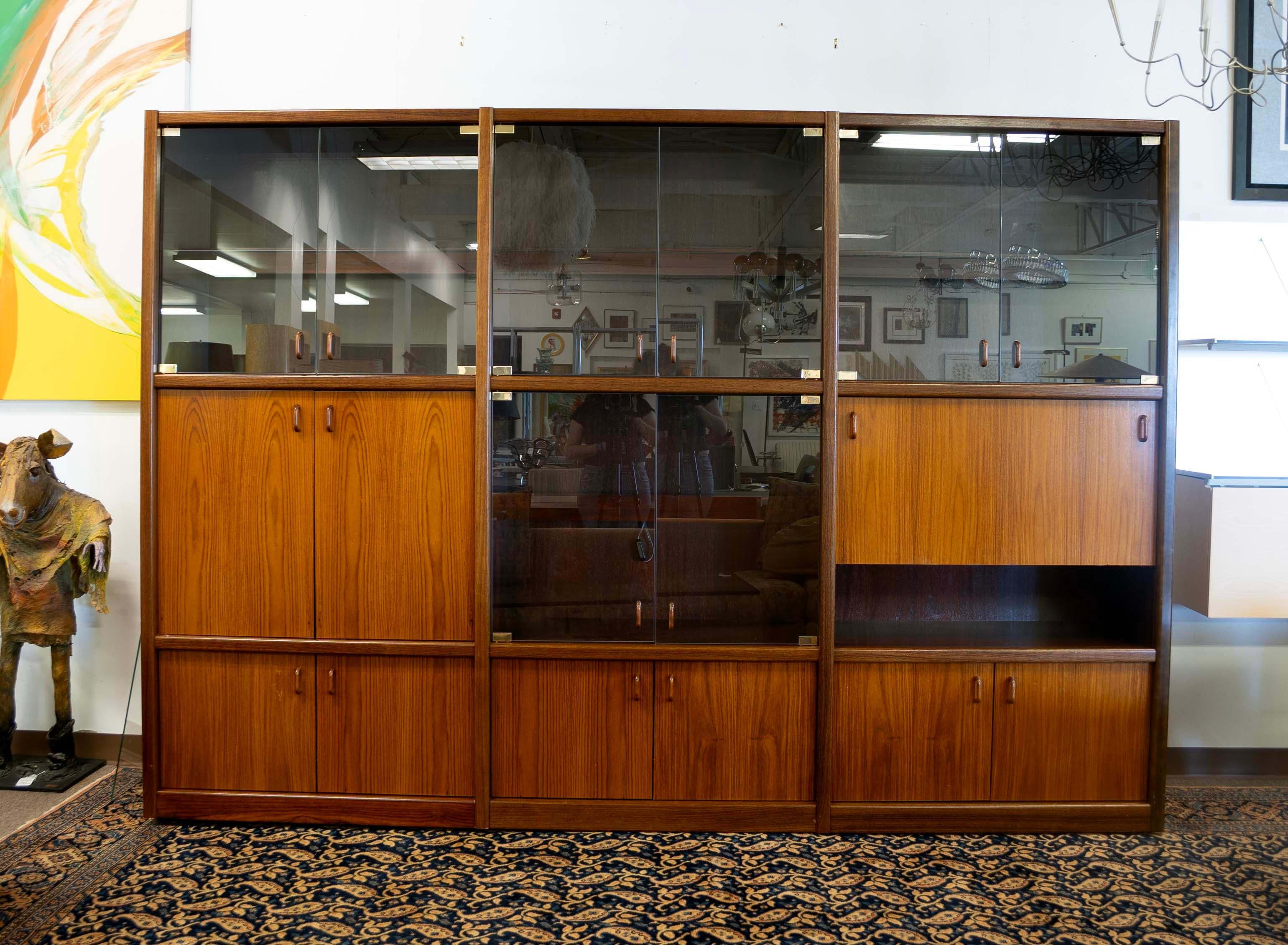 Sconosciuto Parete attrezzata in teak e palissandro con scrivania del Mid Century Modern