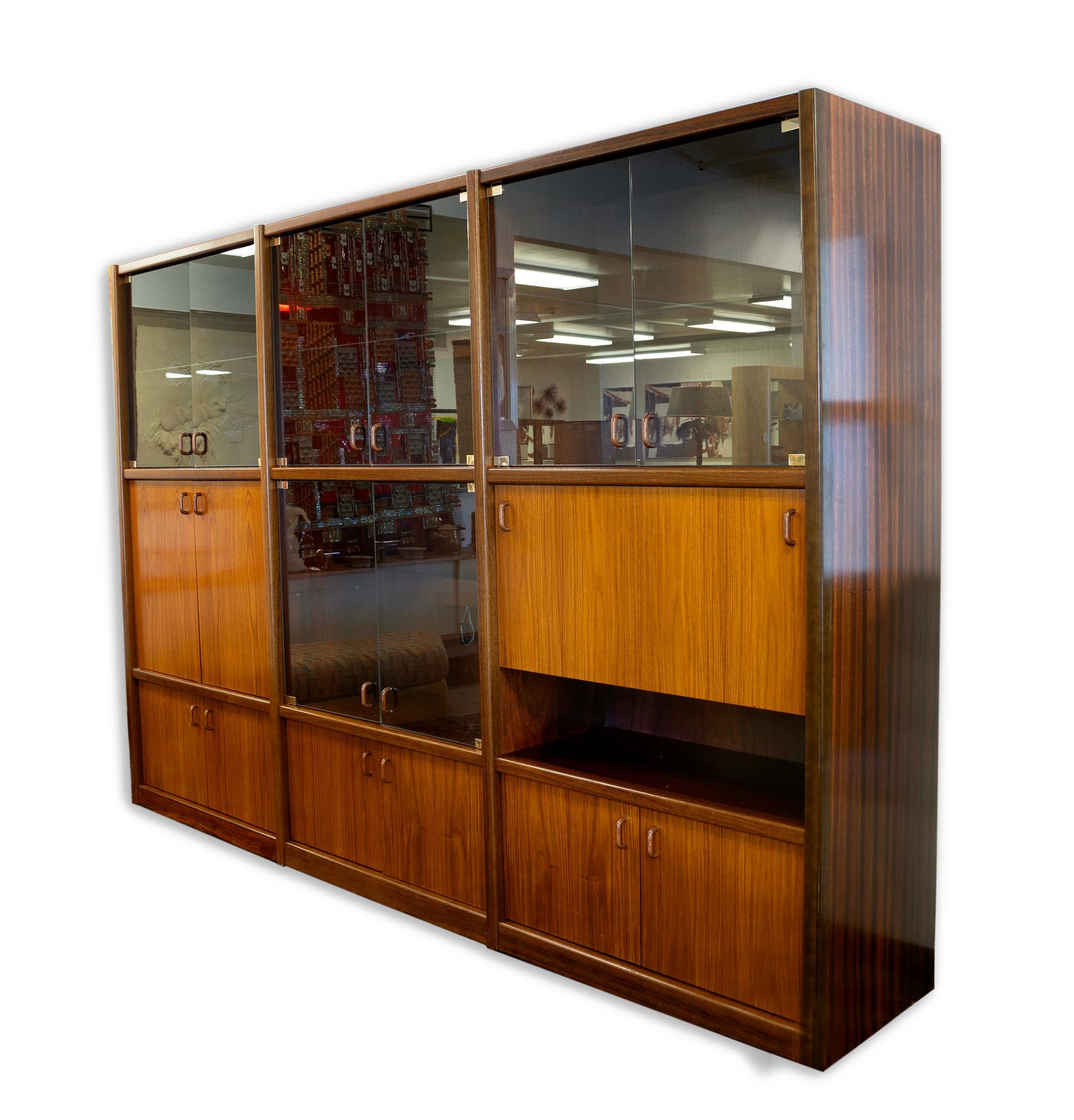Vetro fumé Parete attrezzata in teak e palissandro con scrivania del Mid Century Modern