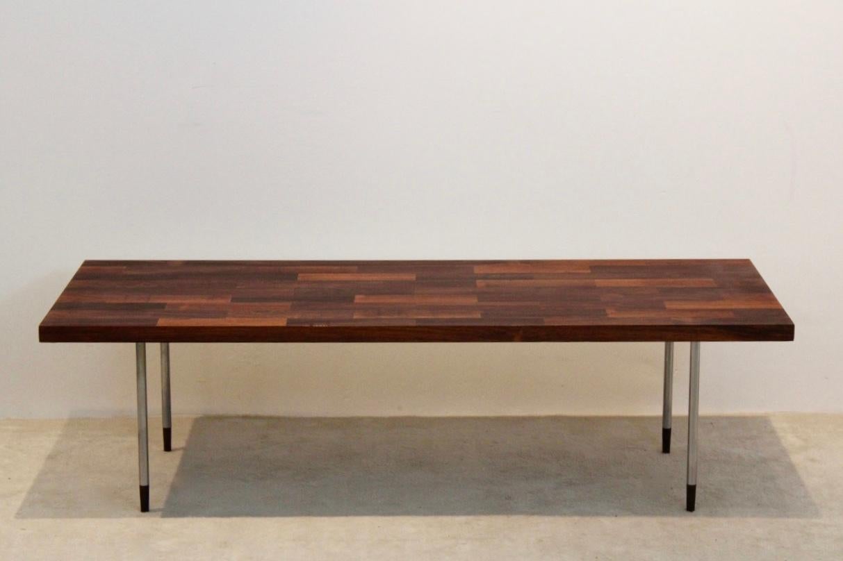 Magnifique table basse conçue par Rudolf Bernd Glatzel pour Fristho, aux Pays-Bas, dans les années 1960. Le plateau rectangulaire est constitué de lattes de teck et de placage de bois de rose, dans des tons différents et magnifiques. L'expression