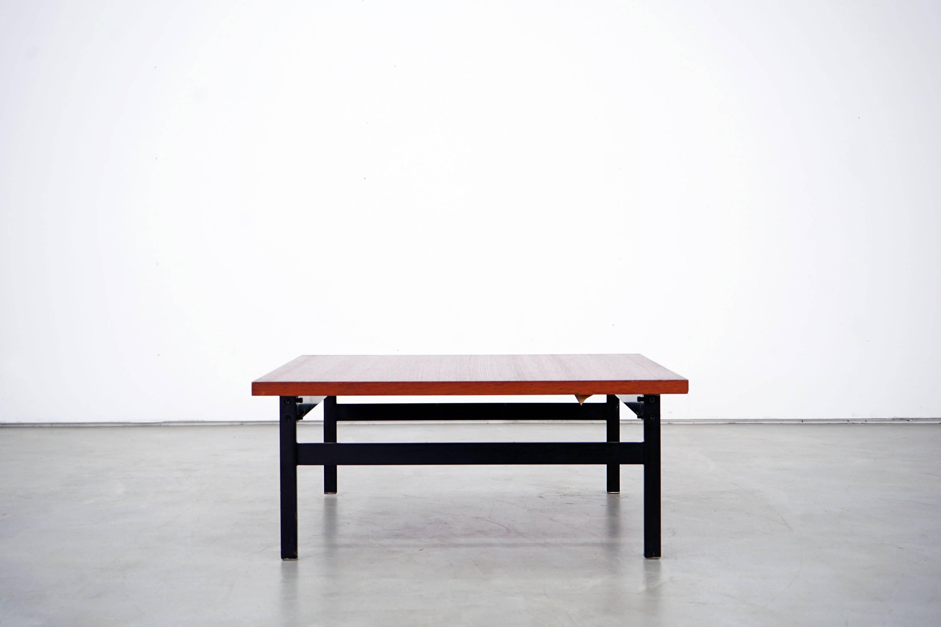 Dieter Wäckerlin designed this square teak and steel coffee table in the 1960s. The table was made by Idealheim. Accordingly, it is of very high quality. The teak wood used exhibits a beautiful texture. The item is in very good condition.