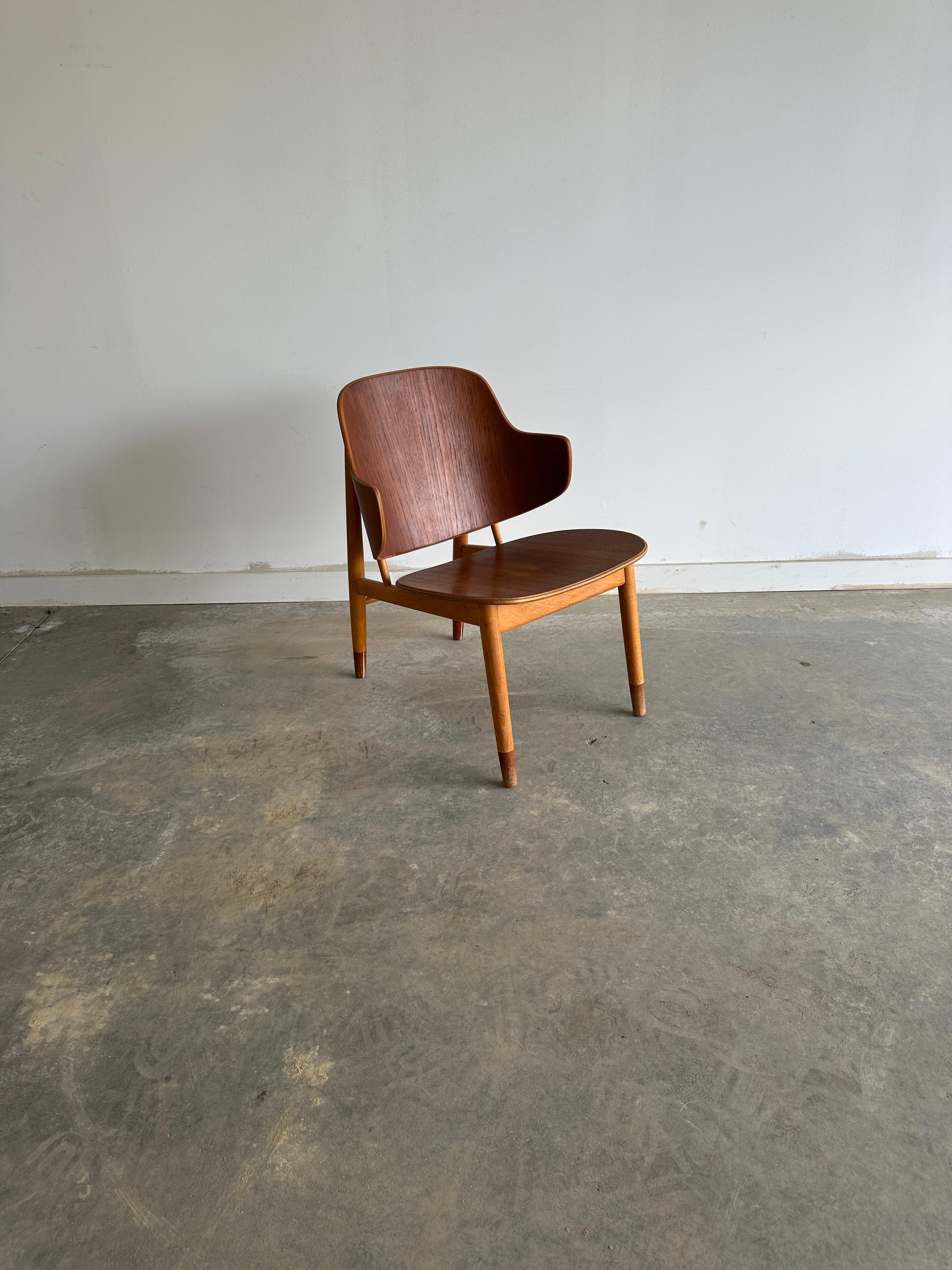 This chair is a rare and original example of one of the most iconic designs by the Danish architect and furniture maker Ib Kofod-Larsen, who was known for his elegant and comfortable seating.

The Penguin chair was introduced in 1953 and became a