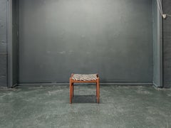 Gepolsterter Hocker aus Teakholz und Zebramuster