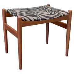 Gepolsterter Hocker aus Teakholz und Zebramuster
