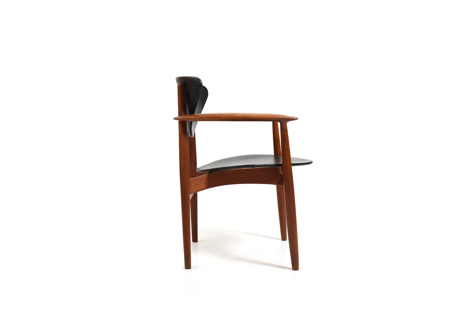 Rare fauteuil Erik Wørts en teck massif et simili cuir pour Norden Møbelfabrik Danemark. Conçu et produit dans les années 1850. Tous en état d'origine.
La dernière photo montre la chaise dans un vieux magazine danois des années 50.