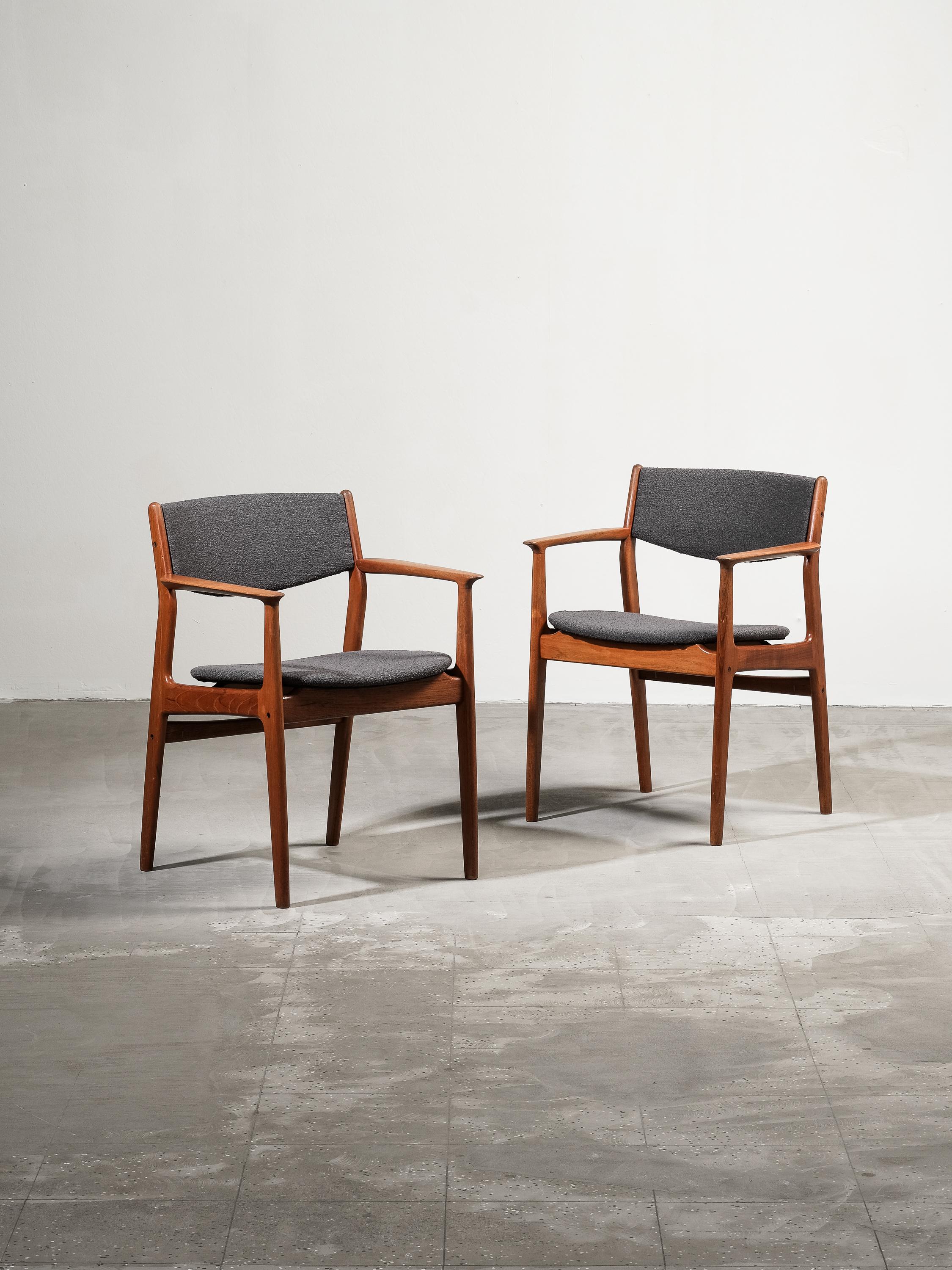 Poltrona in teak scandinavo della metà del secolo scorso di Grete Jalk per Glostrup Møbelfabrik. Prodotto in Danimarca negli anni '60. Seduta e schienale in tessuto di nuova qualità di Fabrice.

Abbiamo quattro sedie in stock con questo