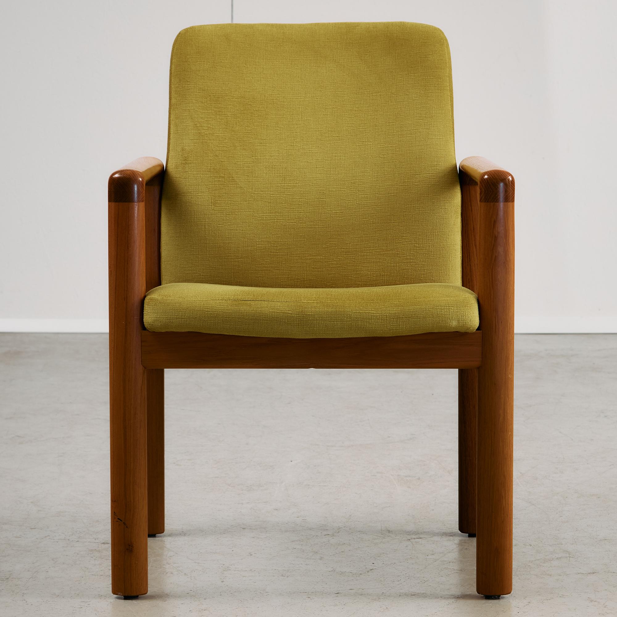 Disegnata da Kurt Østervig per Dyrlund negli anni '60, questa poltrona danese unisce il teak massiccio e la tappezzeria in velluto in un design caldo ed equilibrato. La cornice mostra la tipica attenzione di Østervig per le proporzioni e i dettagli,