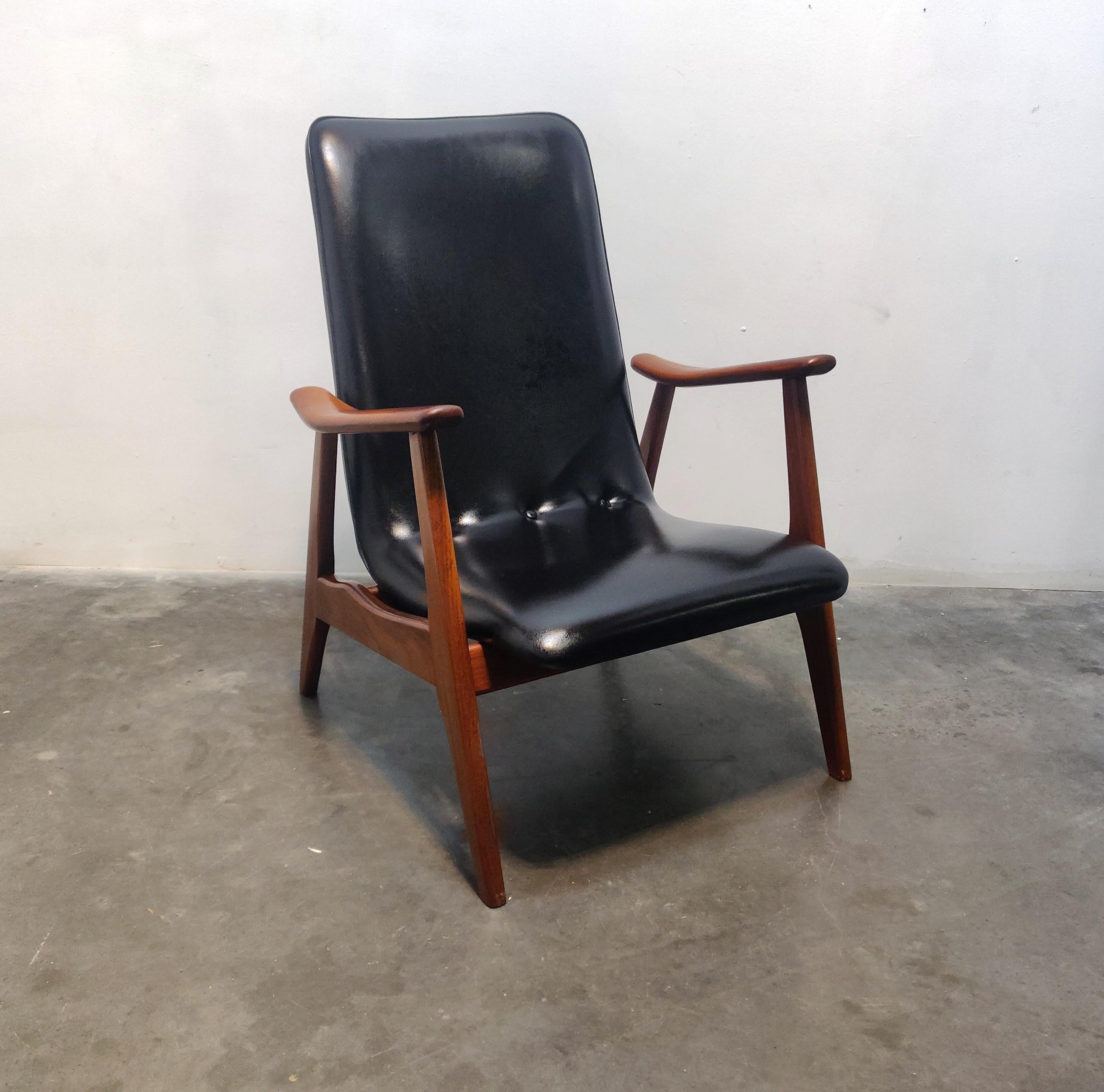 Chaise longue en teck avec son revêtement d'origine en similicuir noir, modèle à dossier bas, conçue par Louis van Teeffelen pour WéBé Holland, années 1960.
Louis van Teeffelen était le designer le plus important de WéBé. Son travail a souvent été