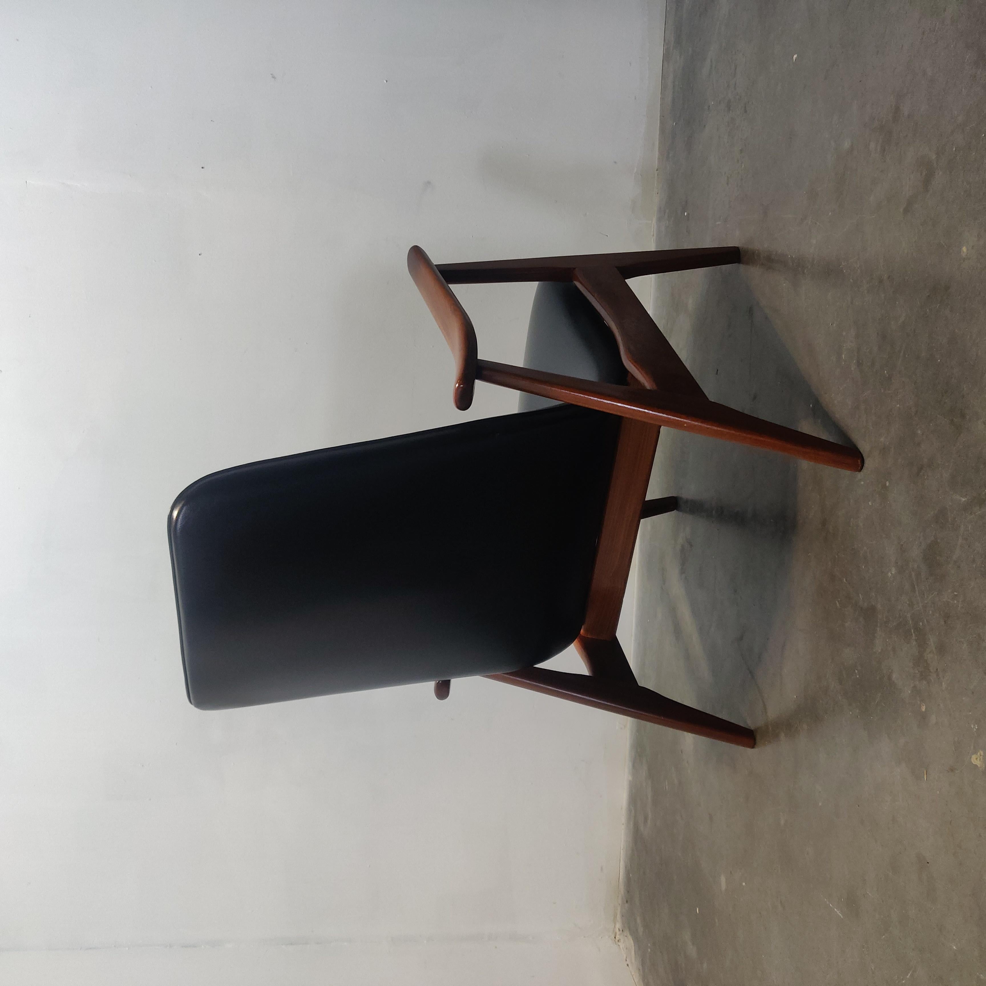 Mid-Century Modern Teak armchair by Louis van Teeffelen for WéBé Holland, 1960s For Sale