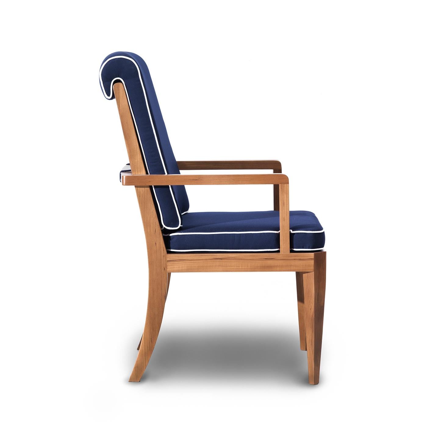 Ce fauteuil exclusif allie la durabilité à l'esthétique moderne la plus raffinée, avec une base en teck massif dans un ton chaud. La structure robuste comprend un dossier légèrement incliné composé d'éléments verticaux enveloppés dans une barre