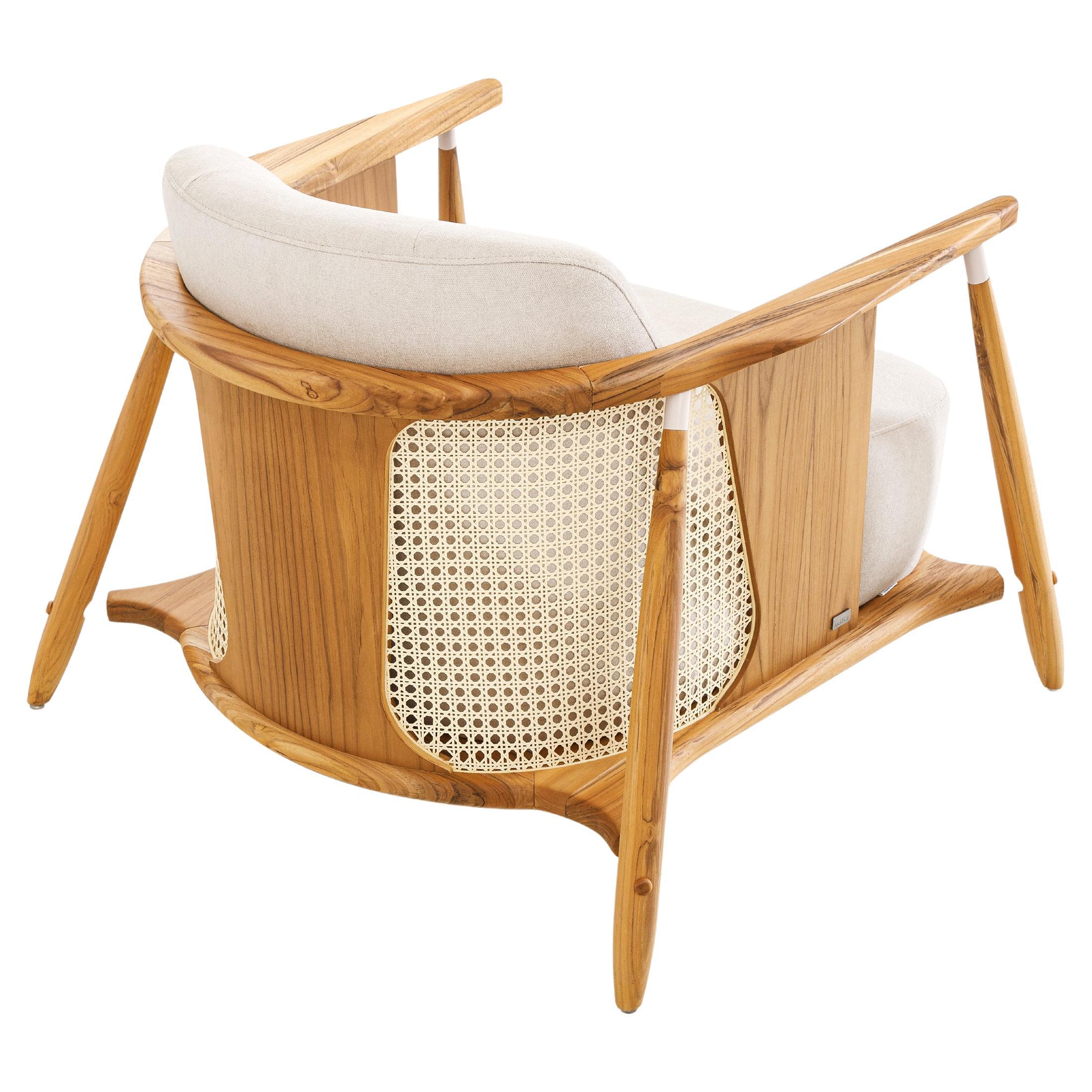Realizzata in teak con pannelli in canna naturale e rivestita in un morbido tessuto Wheat Thin Twill beige, la poltrona Laguna è una miscela scultorea di modernismo brasiliano e comfort rilassato. Disegnata da Aciole Felix in collaborazione con