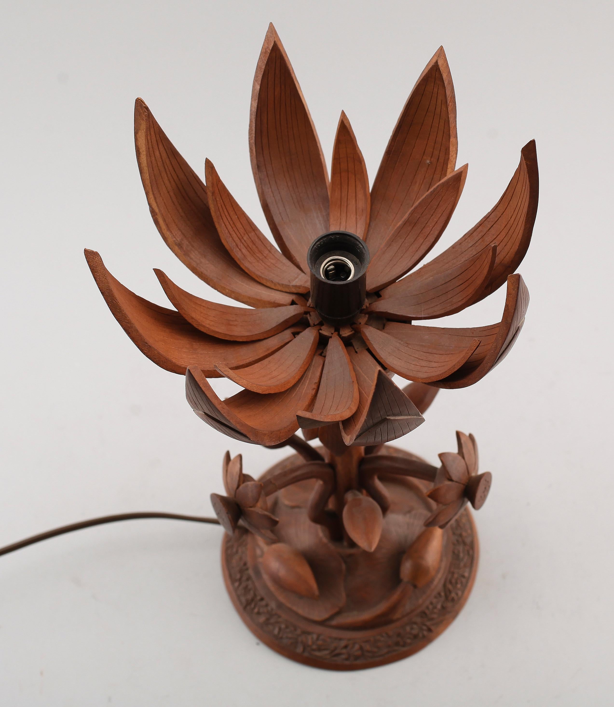 Kunsthandwerkliche bewegliche Teakholz-Lampe in Form einer Blume. Schweden 1950 (Arts and Crafts) im Angebot