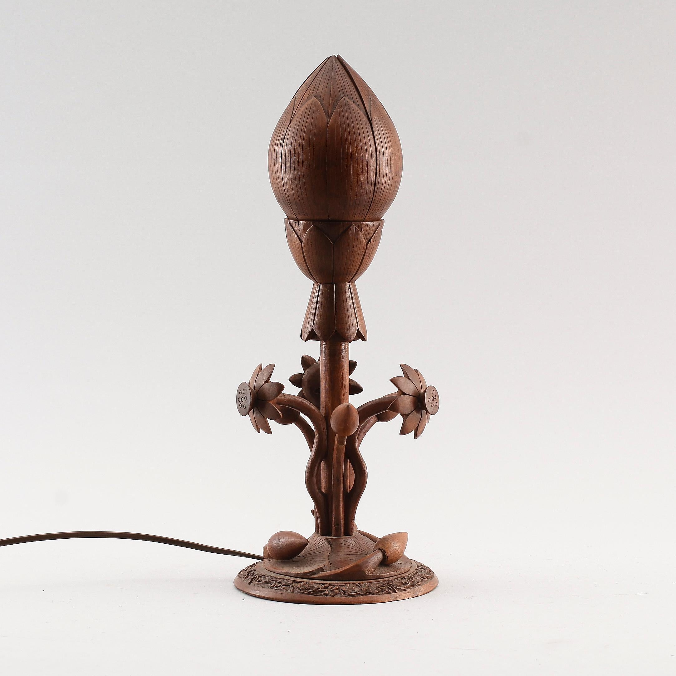 Arts and Crafts Teak Articulated Lamp in Shape of a Flower. Sweden 1950 In Fair Condition For Sale In Paris, FR