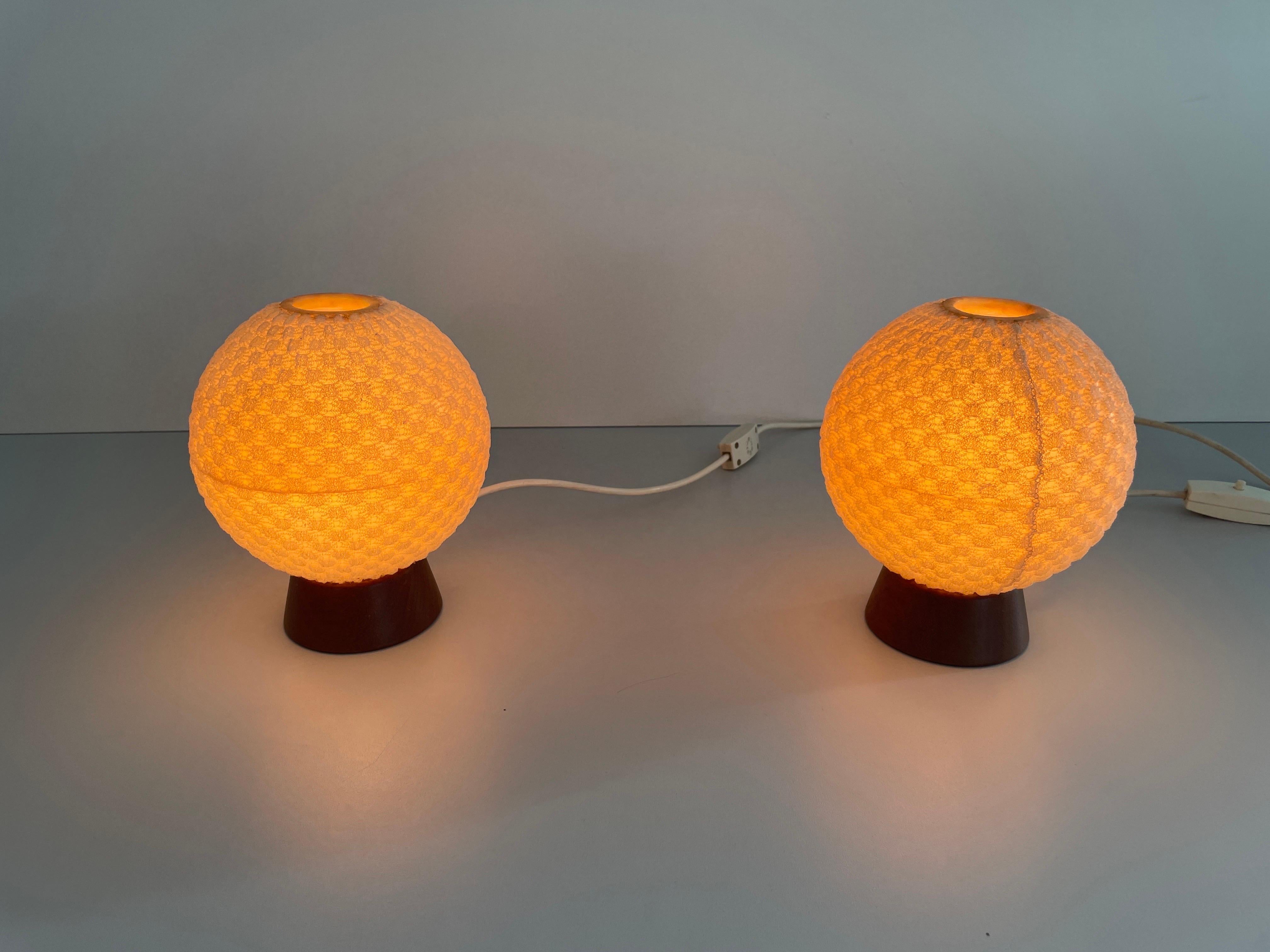 Paire de lampes de chevet en teck et abat-jour en tissu boule par Temde, Allemagne, années 1960 en vente 4