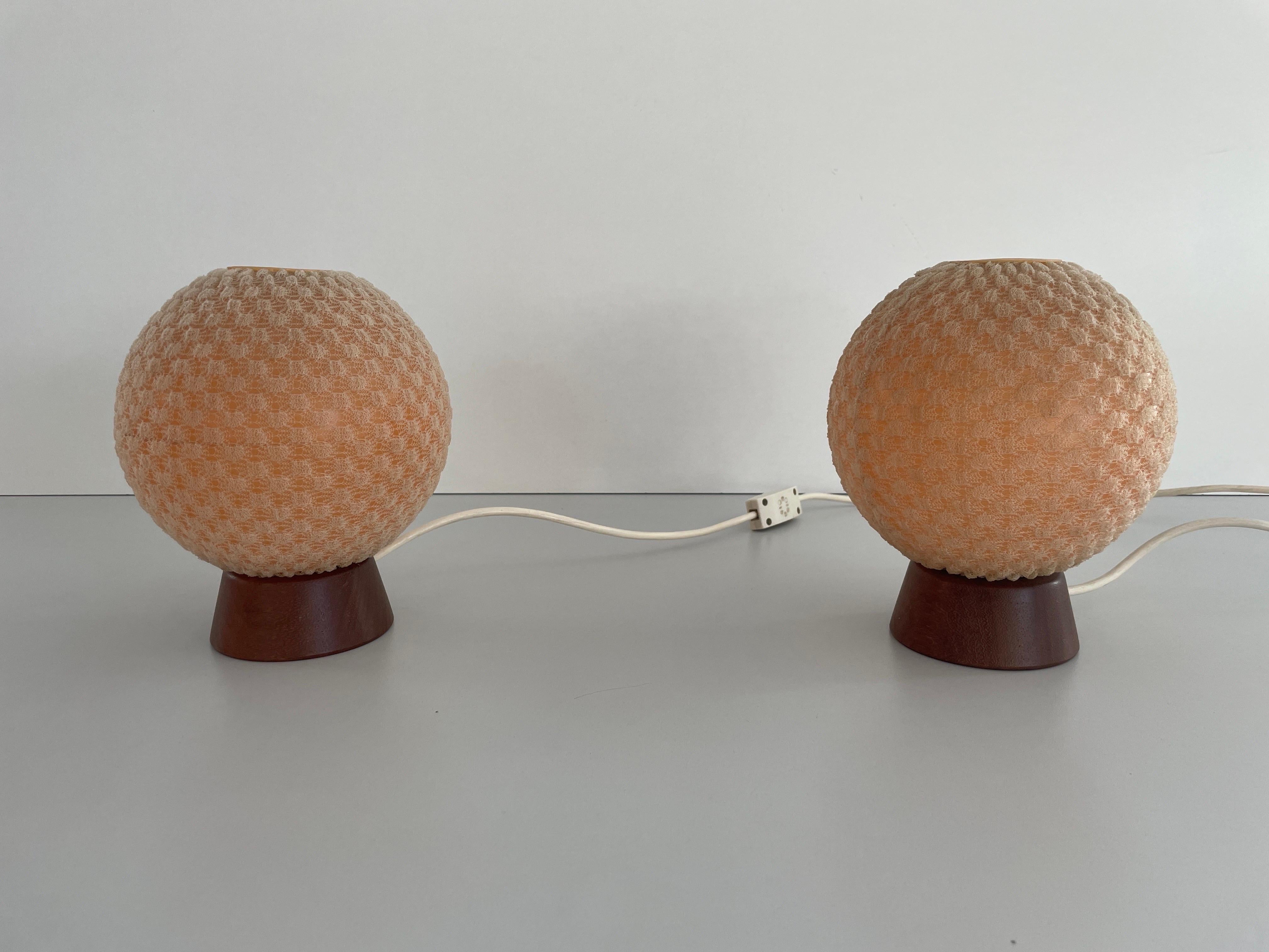 Paire de lampes de chevet en teck et abat-jour en tissu boule par Temde, Allemagne, années 1960

Lampes de table élégantes et au design minimal

Les abat-jour sont en bon état et très propres. 

Cette lampe fonctionne avec une ampoule E14. 
Câblé et