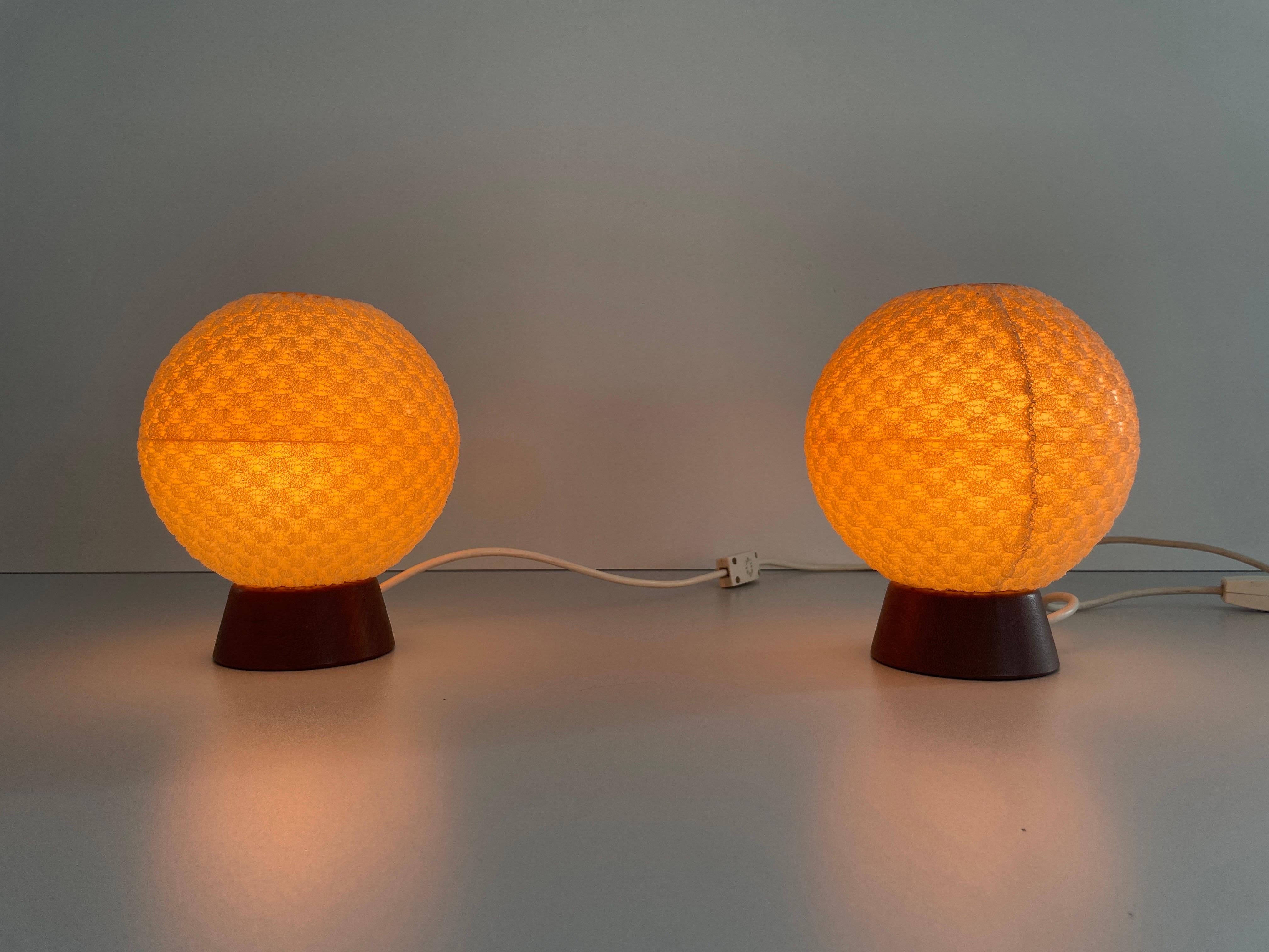 Paire de lampes de chevet en teck et abat-jour en tissu boule par Temde, Allemagne, années 1960 en vente 1
