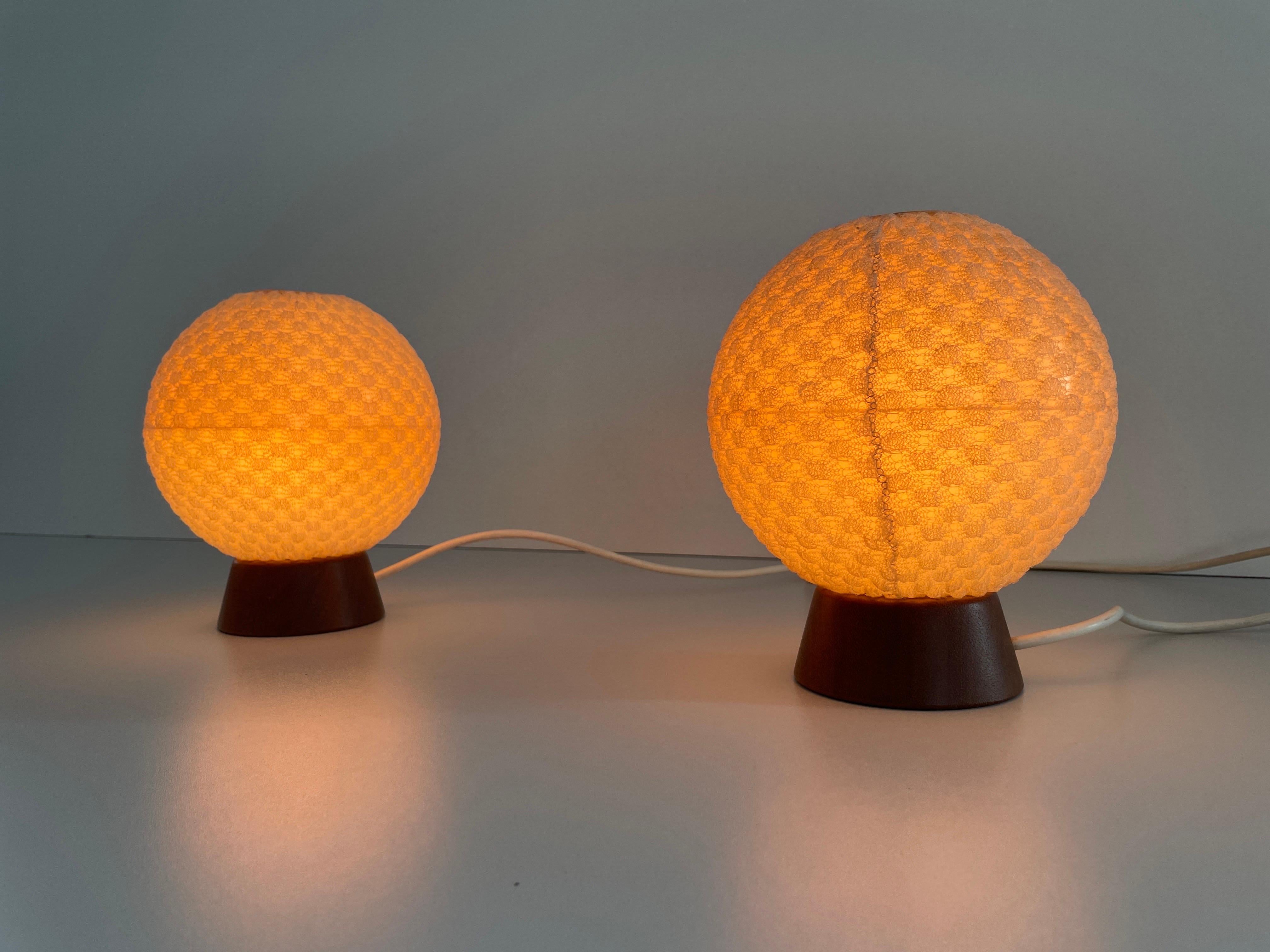 Paire de lampes de chevet en teck et abat-jour en tissu boule par Temde, Allemagne, années 1960 en vente 2