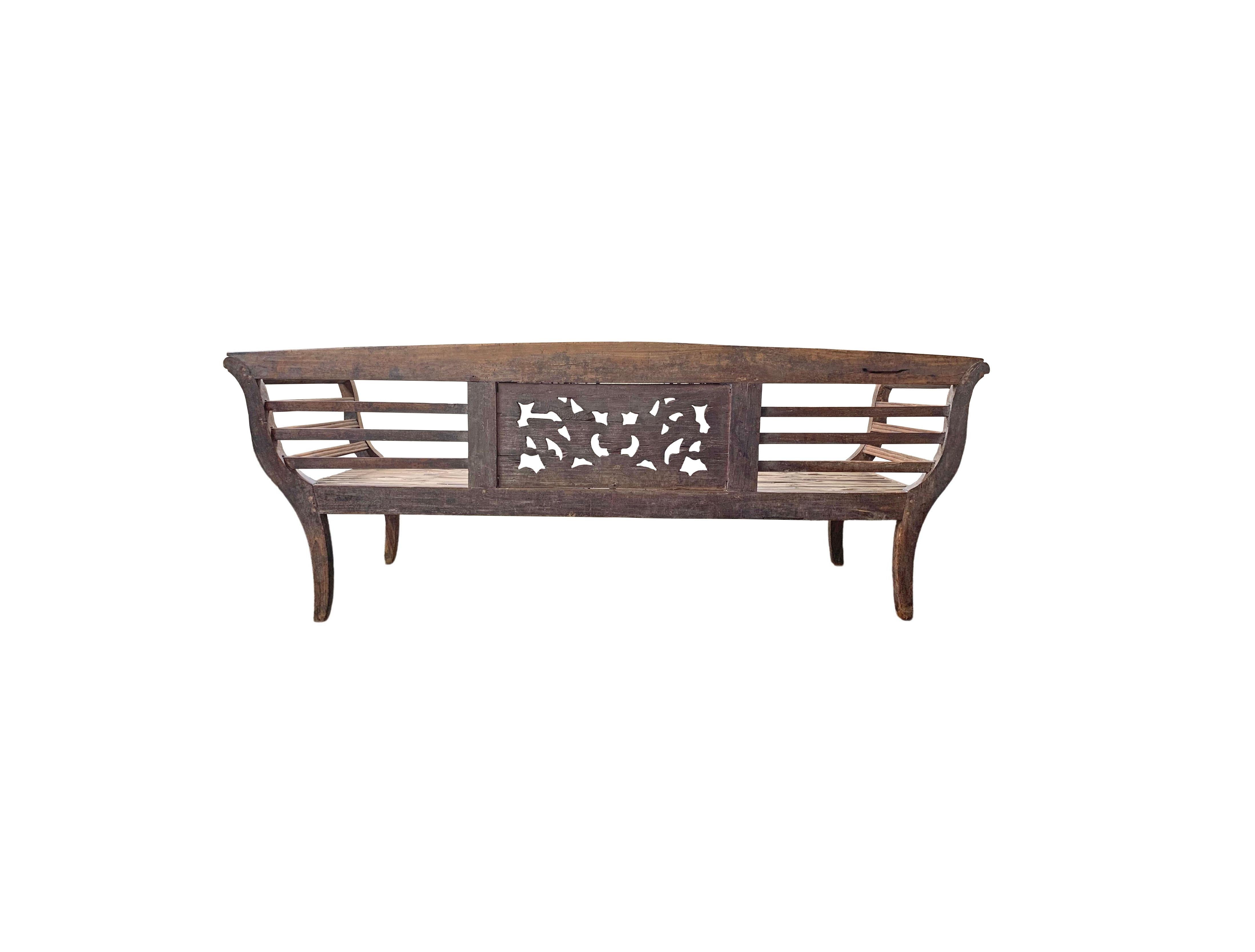 Bench aus Teakholz und Bambus mit geschnitzten Details der Madura-Insel, Java, Indonesien, um 1950 (20. Jahrhundert) im Angebot