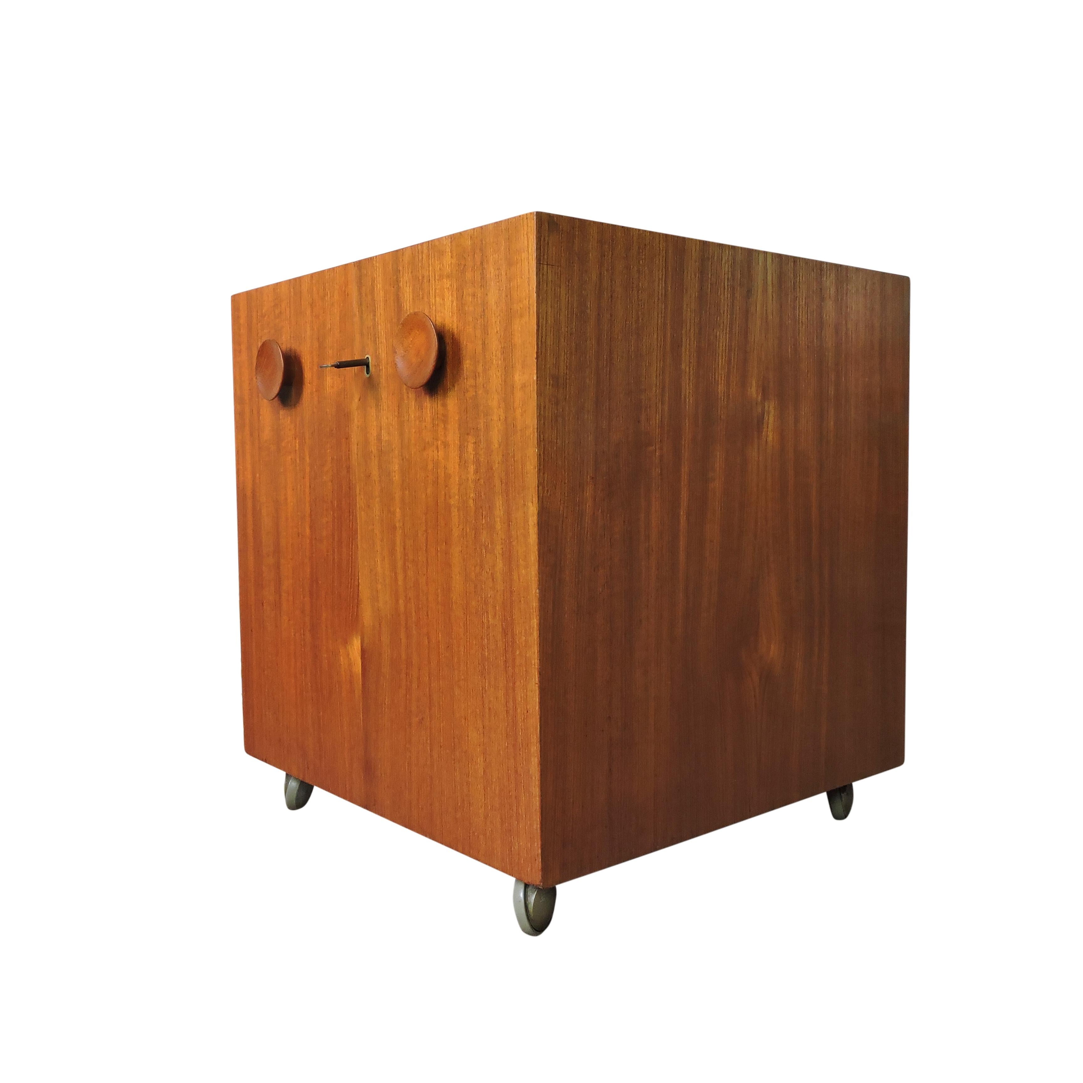 A square bar cabinet designed by Erik Buch, manufactured by Dyrlund.
It features two adjustable/removable linoleum trays and sits on metal wheels.
The cabinet is lockable.