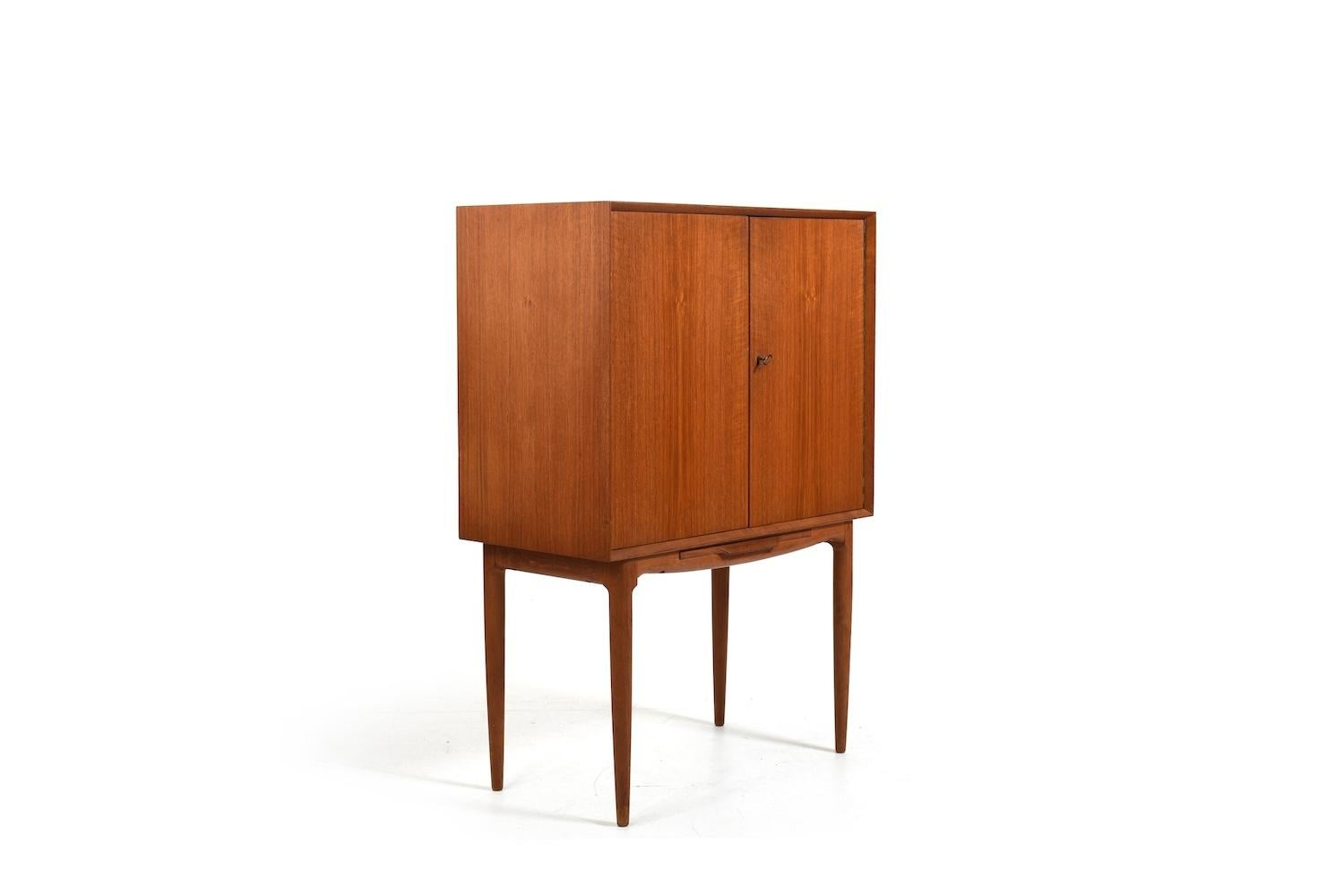 Mobile bar in teak con specchi Harlekin di Illum Wikkelsø in vendita 3