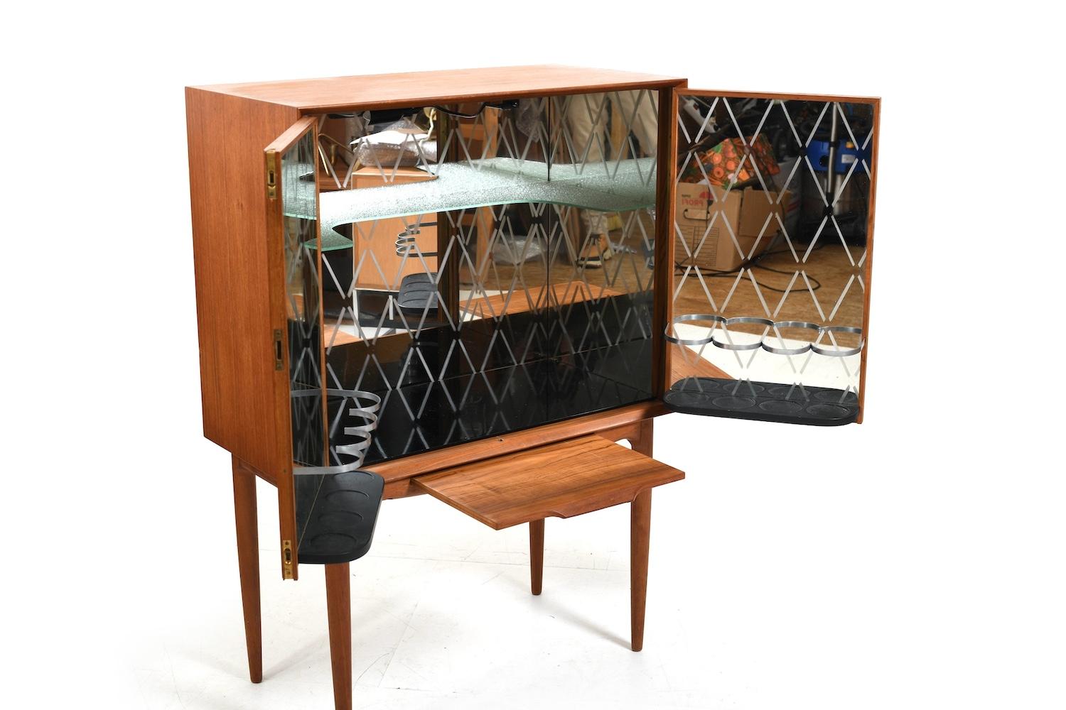 Mobile bar in teak con specchi Harlekin di Illum Wikkelsø in vendita 4
