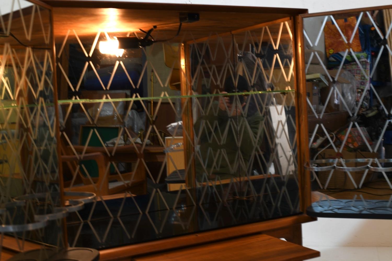 Mobile bar in teak con specchi Harlekin di Illum Wikkelsø in vendita 5