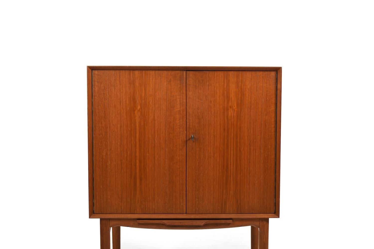 Mobile da cocktail o da bar, disegnato da Illum Wikkelsø per C.C. Christensen Danimarca. Realizzato in teak. Questo mobile ha due ante che si aprono su un interno a specchio con specchi Harlekin. All'interno di ogni porta si trovano dei piccoli
