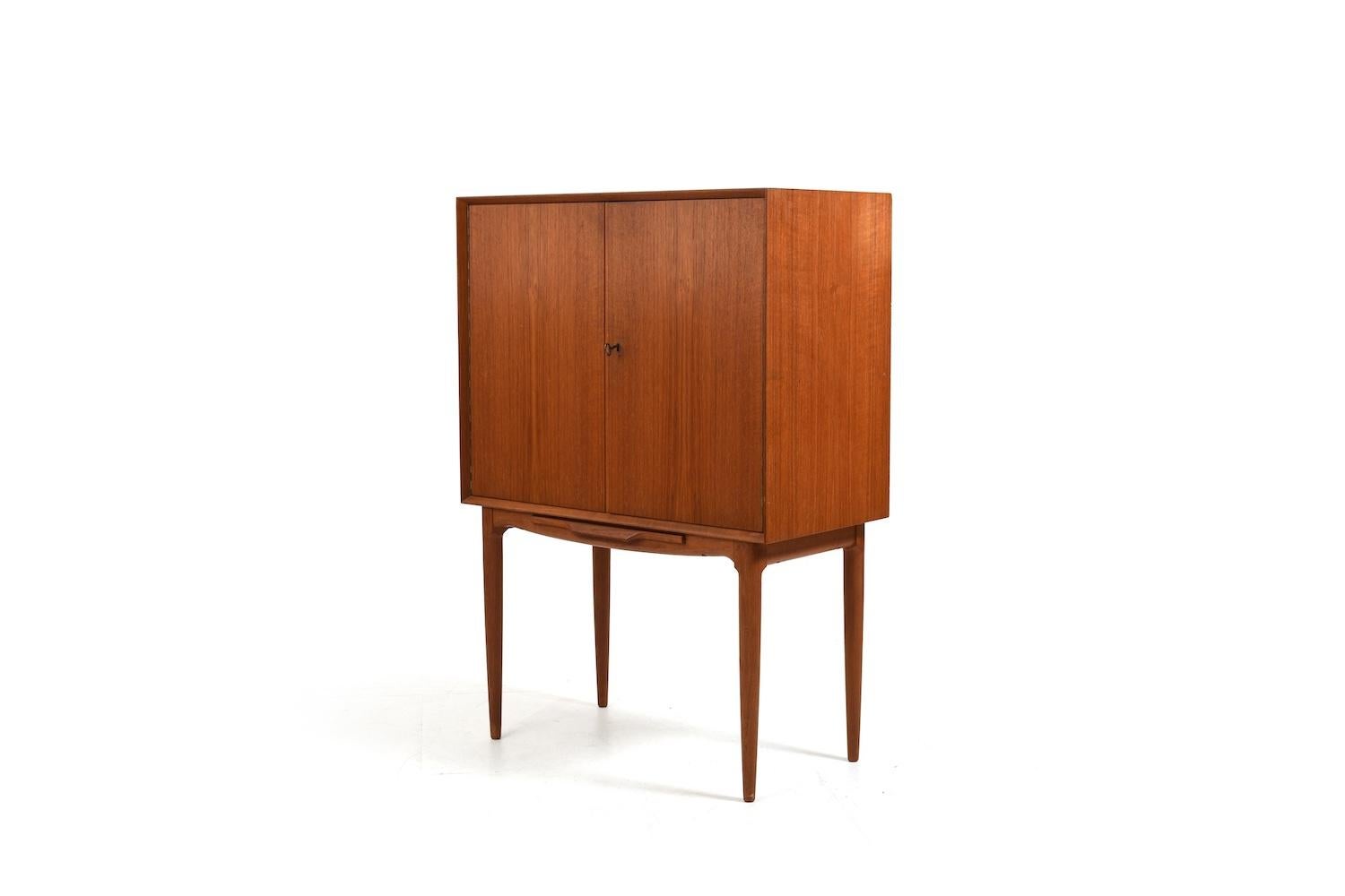 Danese Mobile bar in teak con specchi Harlekin di Illum Wikkelsø in vendita