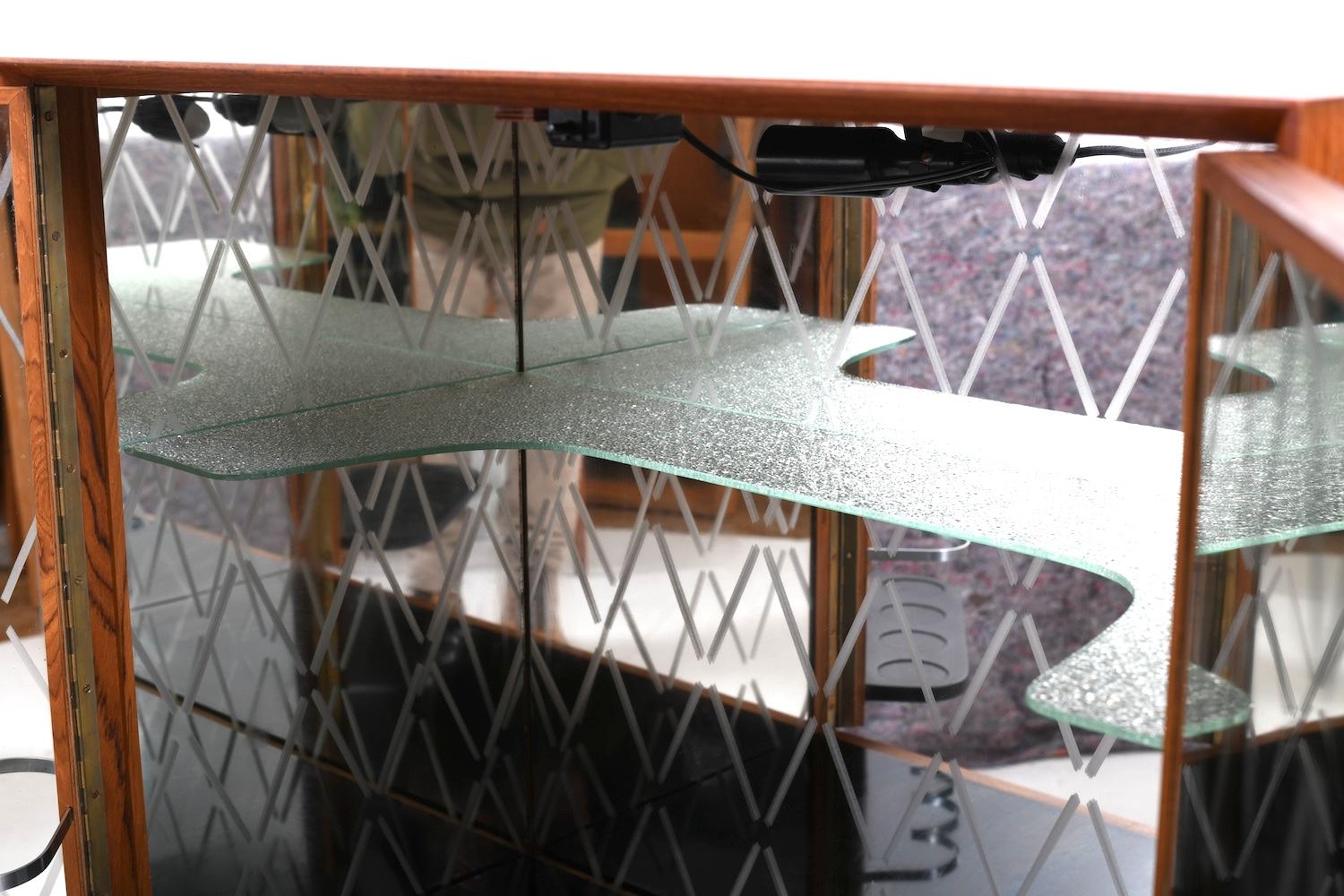 XX secolo Mobile bar in teak con specchi Harlekin di Illum Wikkelsø in vendita